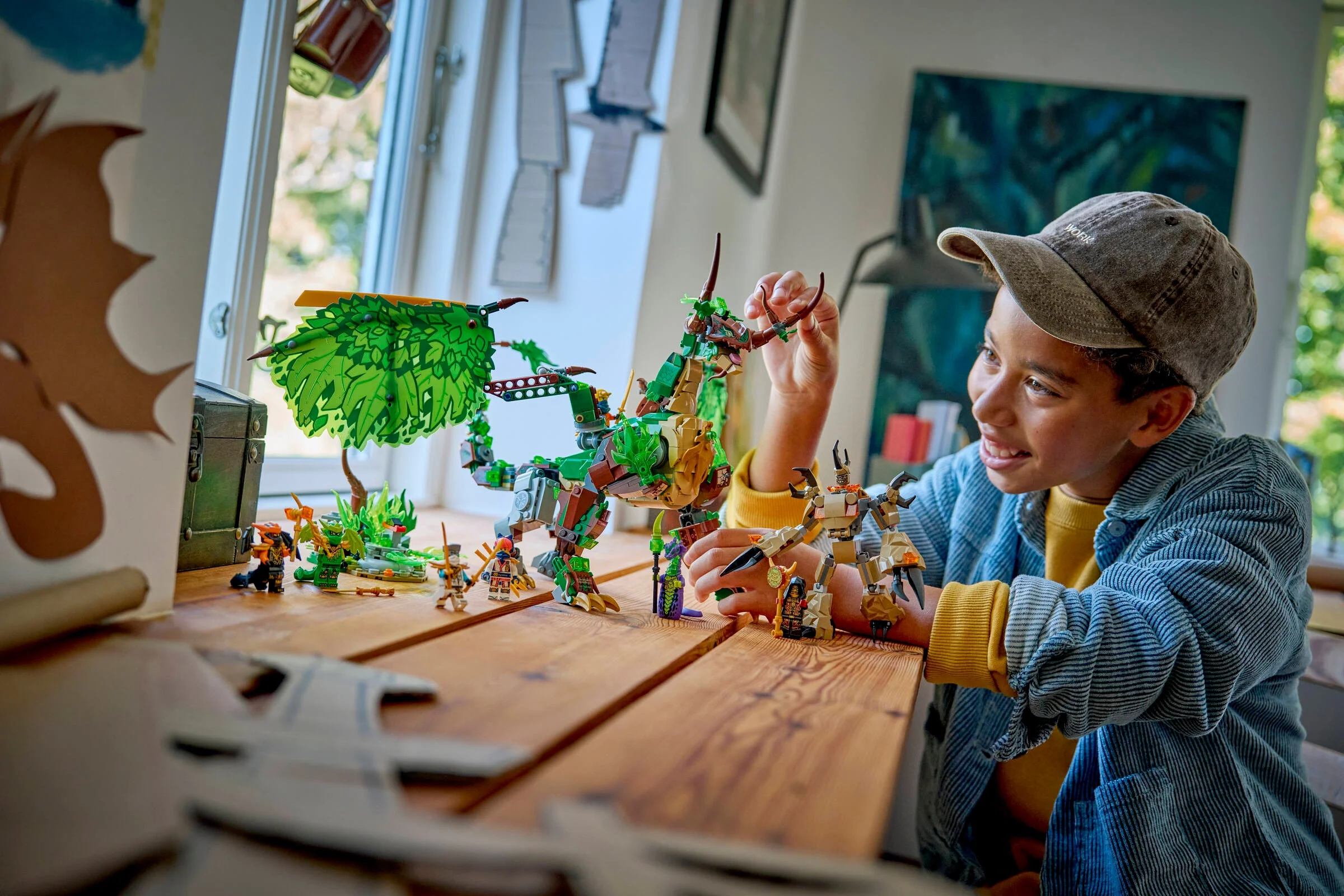 Un copil se joacă cu setul LEGO Ninjago 71859, Dragonul Vieții. Distracție și aventură!