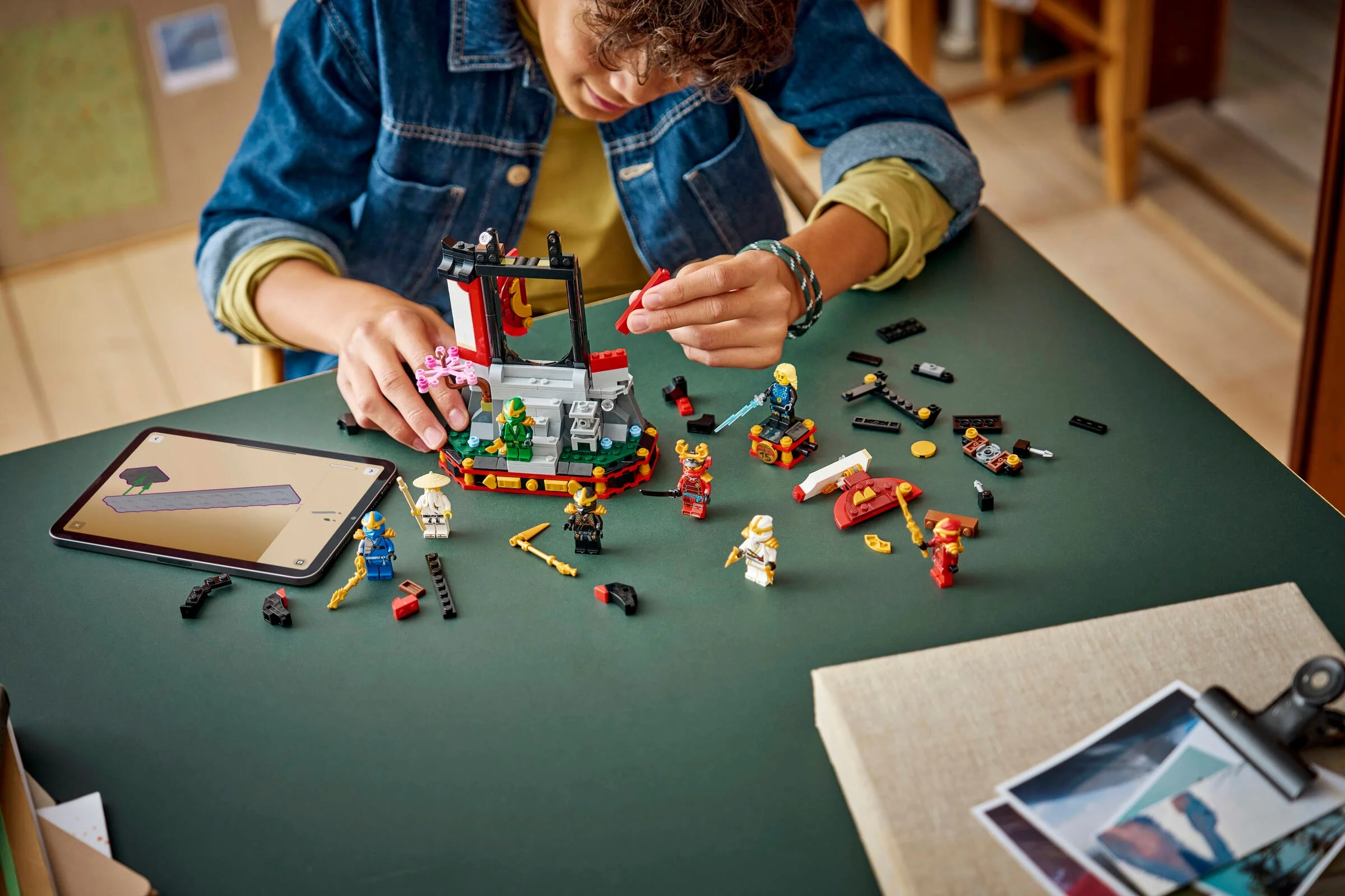 Copil construind setul LEGO Ninjago 71866. Minifigurine ninja detaliate.