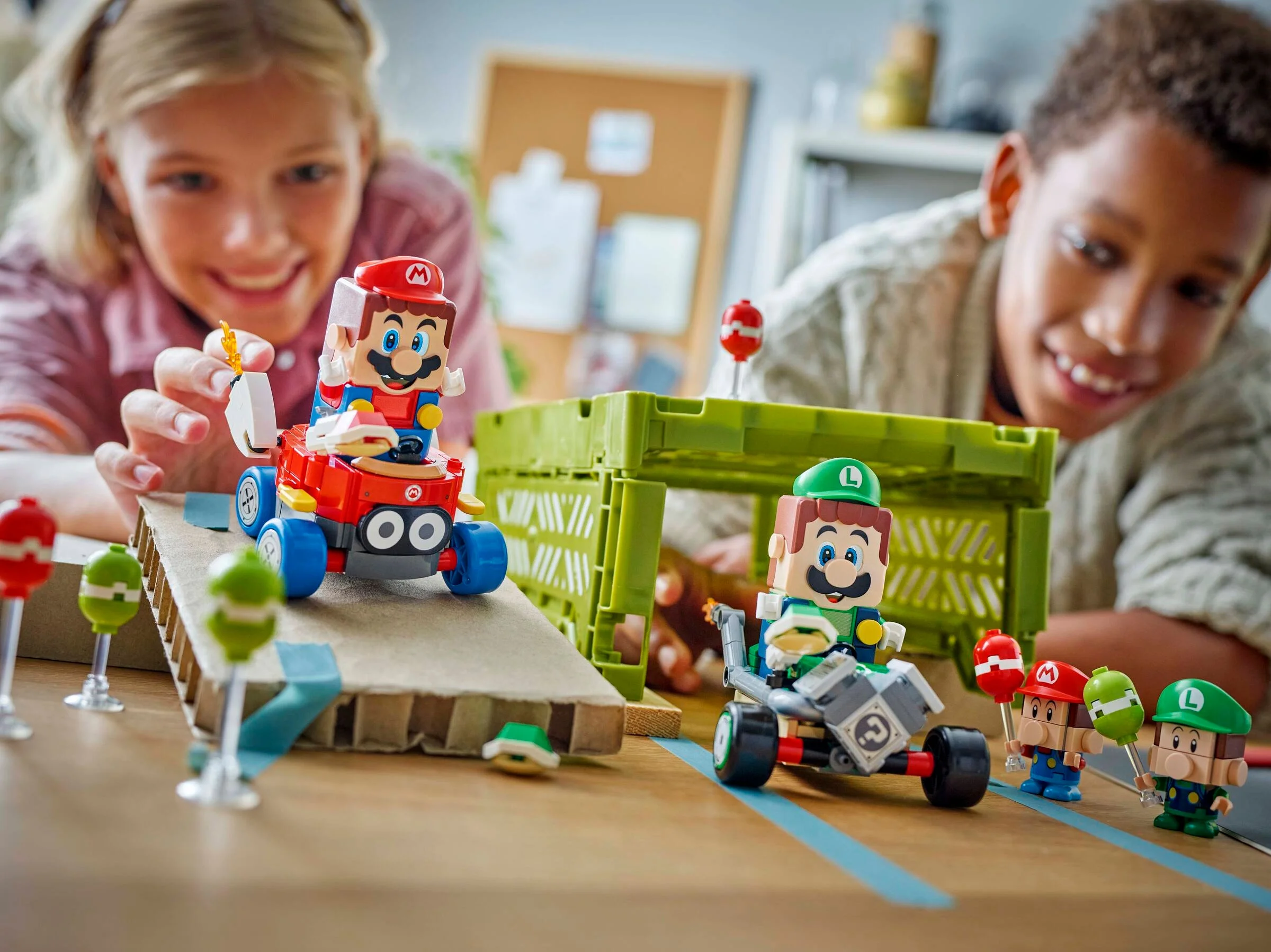 Imagine cu Baby Mario și Baby Luigi LEGO, cu doi copii care se joacă.