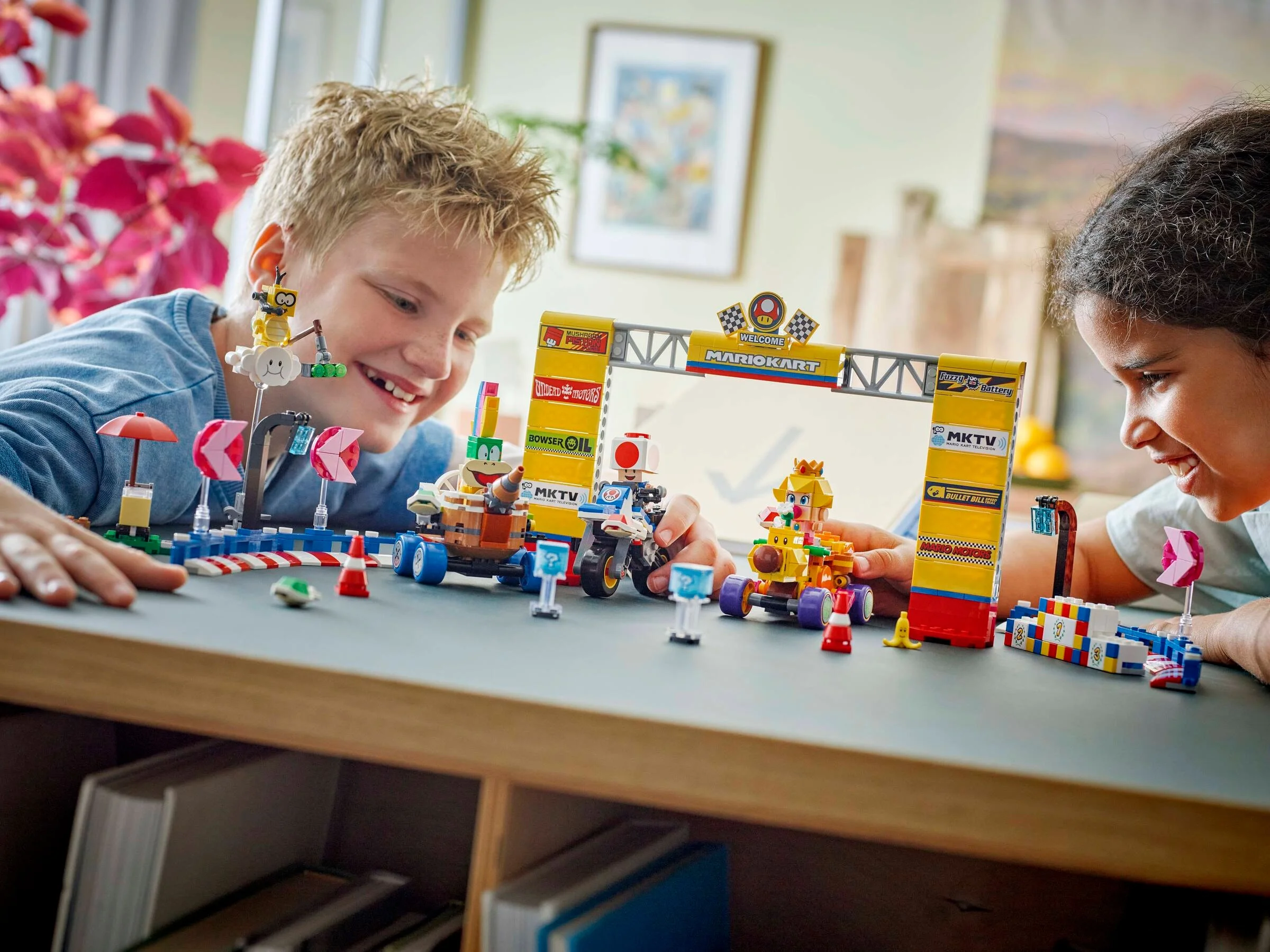 Copii se joacă cu setul LEGO 72036 Baby Peach & Grand Prix. Distracție cu Mario Kart!