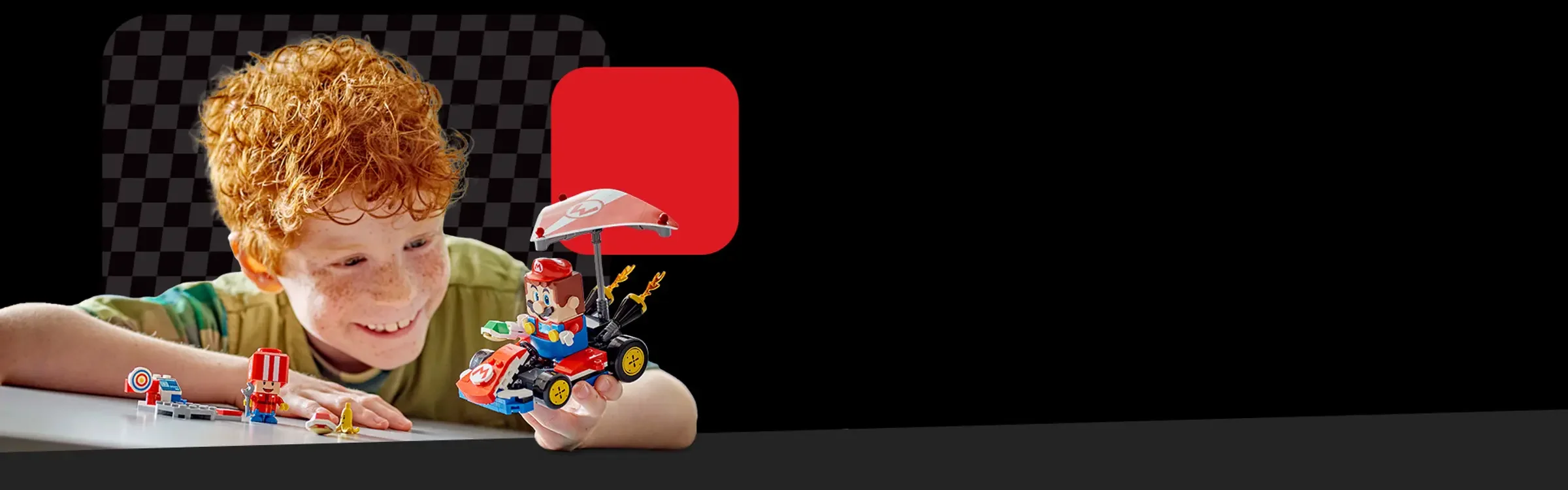 Un copil se joacă cu setul LEGO Mario Kart. Distracție garantată!
