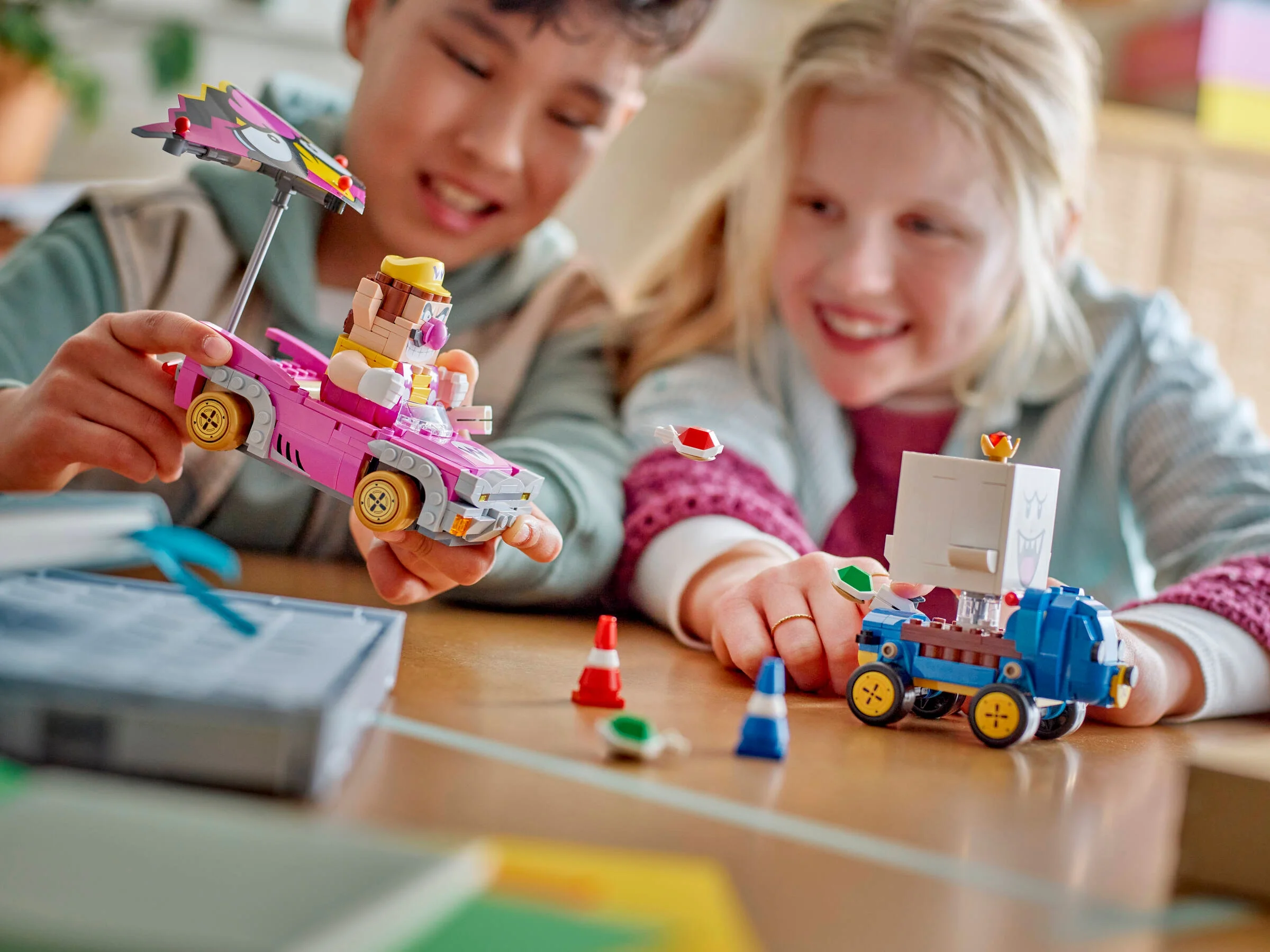 Copii se joacă cu setul LEGO 72038 Wario și Regele Boo. Distracție garantată!