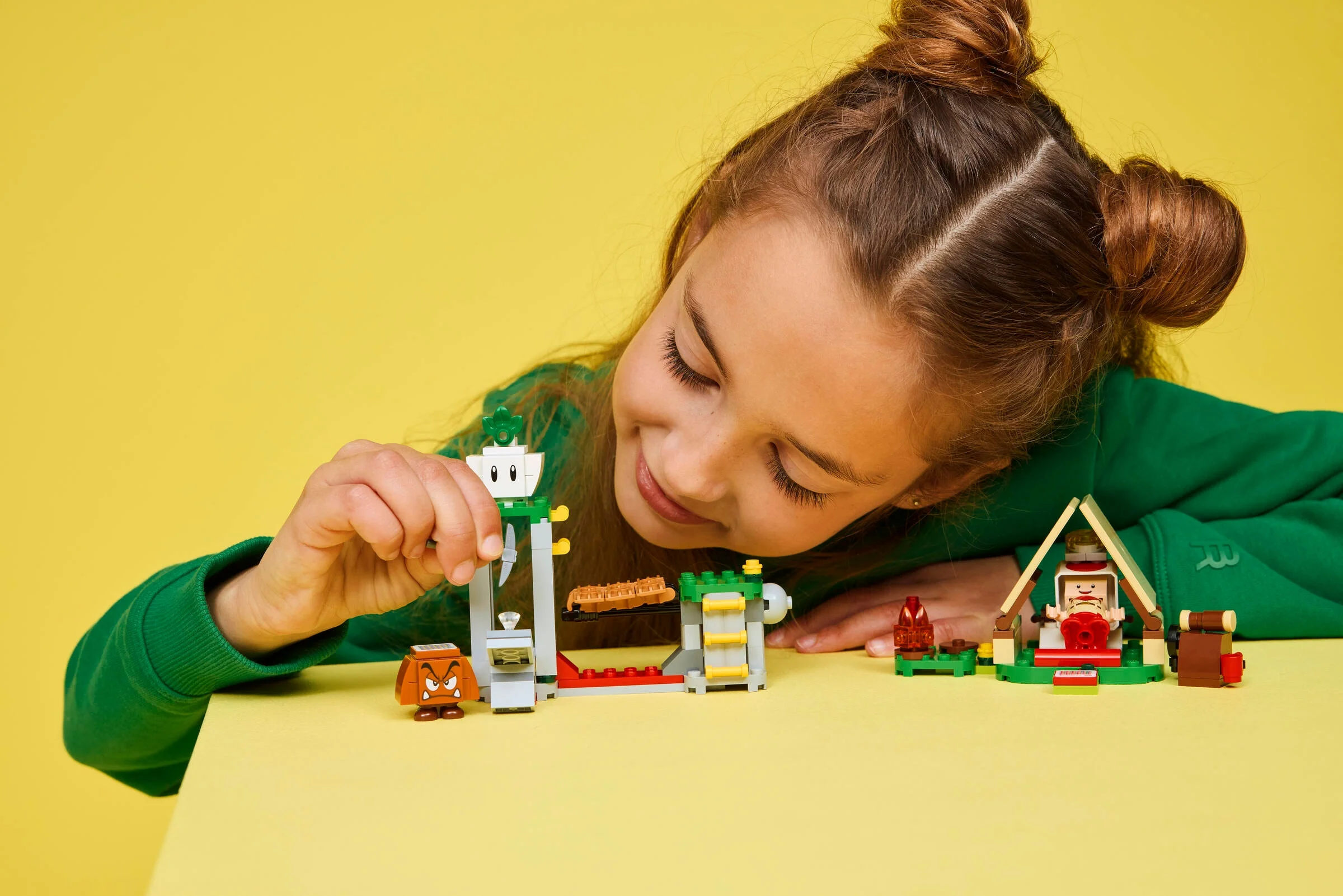 Fată interacționând cu setul LEGO Captain Toad, explorând caracteristicile.