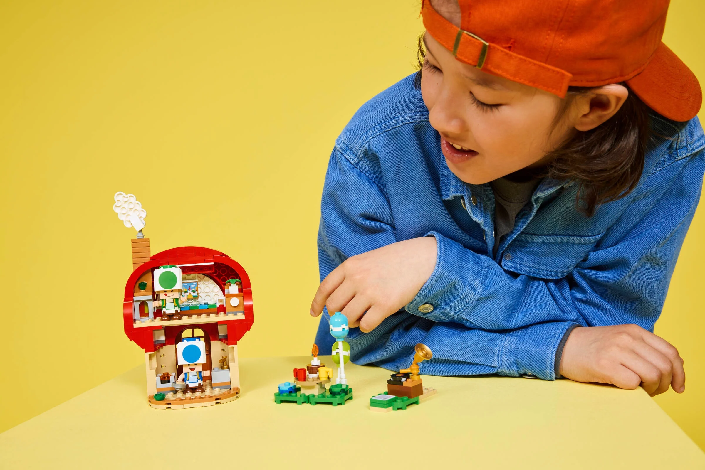 Copil interacționând cu setul LEGO 