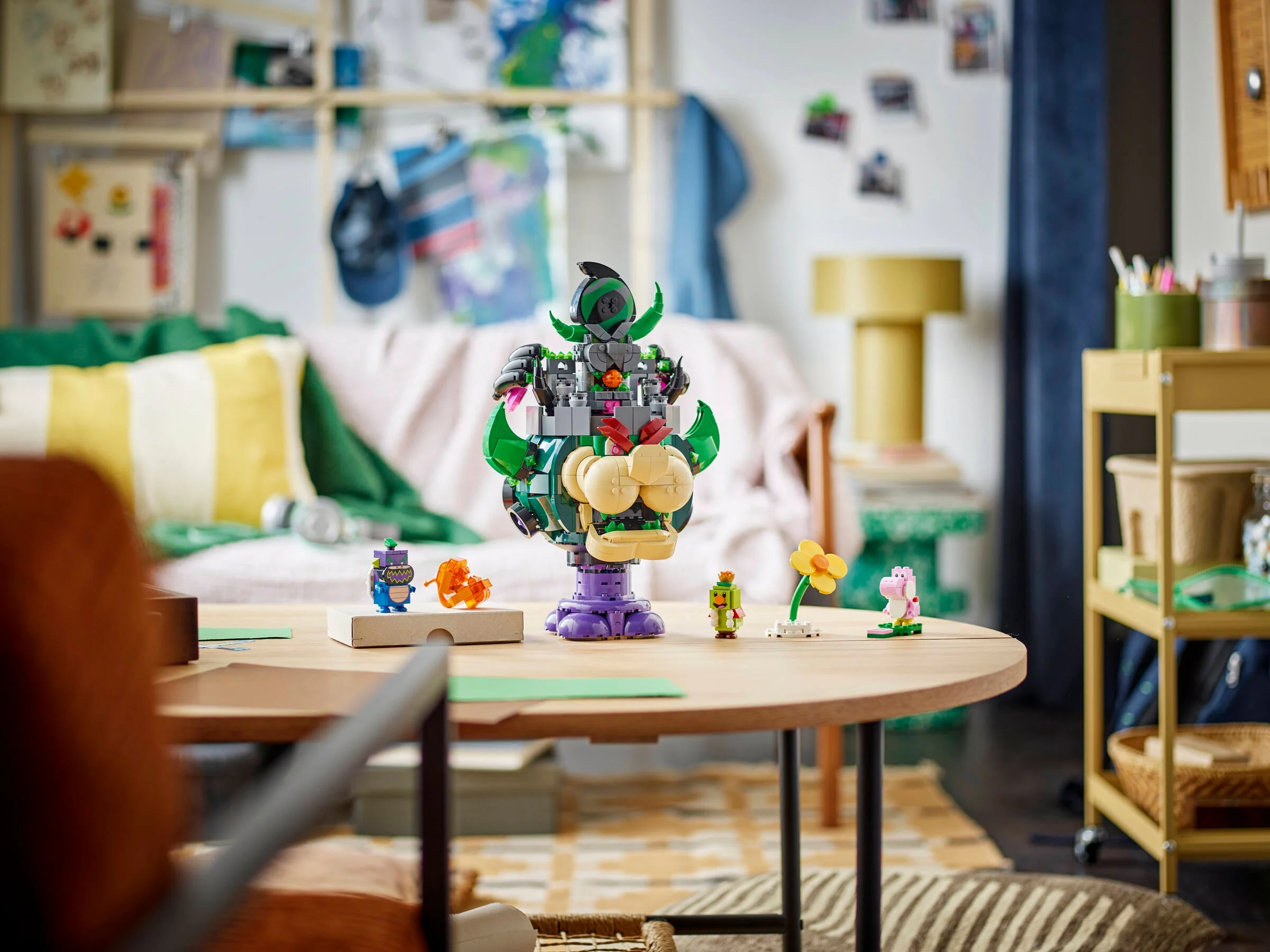 Setul LEGO 72042: Bowser și prințul Florian expuse pe o masă într-o cameră. O imagine colorată și distractivă.