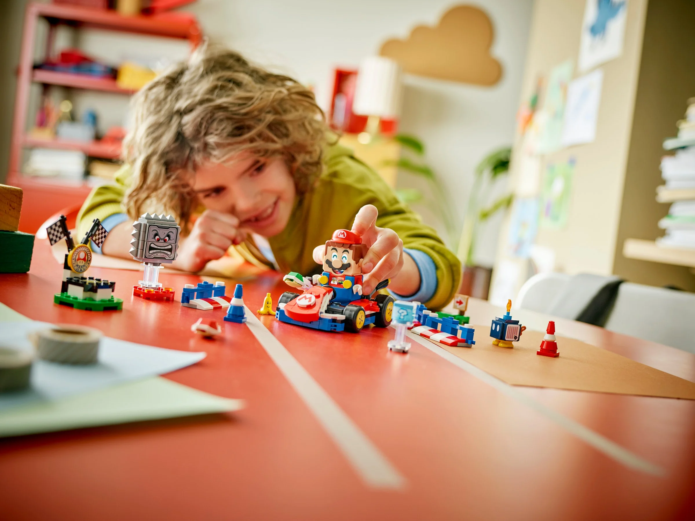 Copil interacționând cu setul LEGO Mario Kart. Distracție și creativitate!