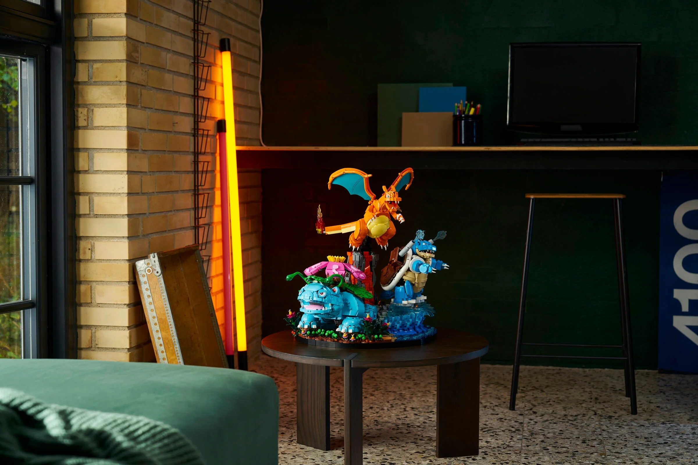 Setul LEGO 72153 prezintă pe Venusaur, Charizard și Blastoise într-un decor modern.