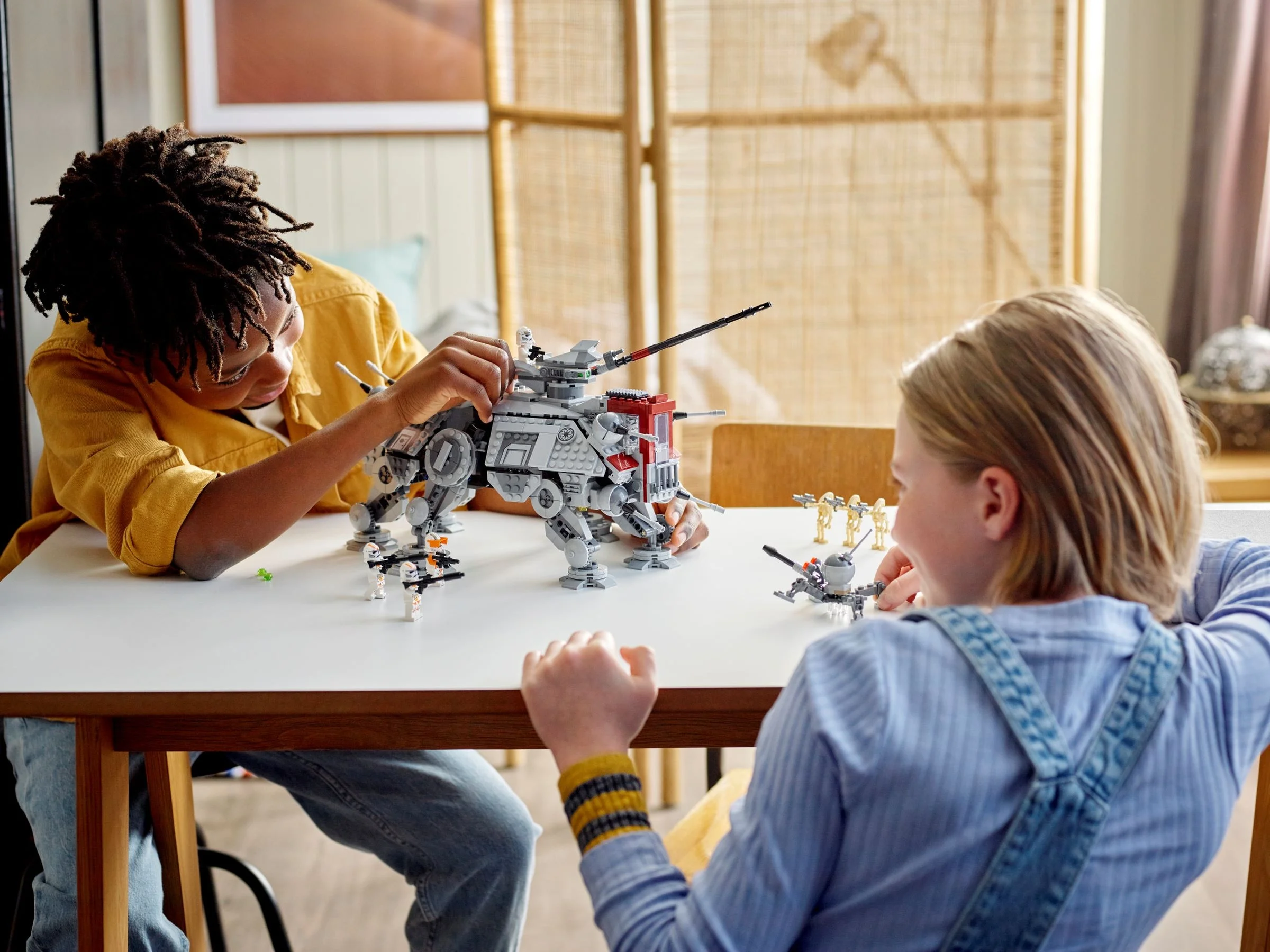 Copii construind și jucându-se cu AT-TE Walker LEGO Star Wars. Distracție garantată!