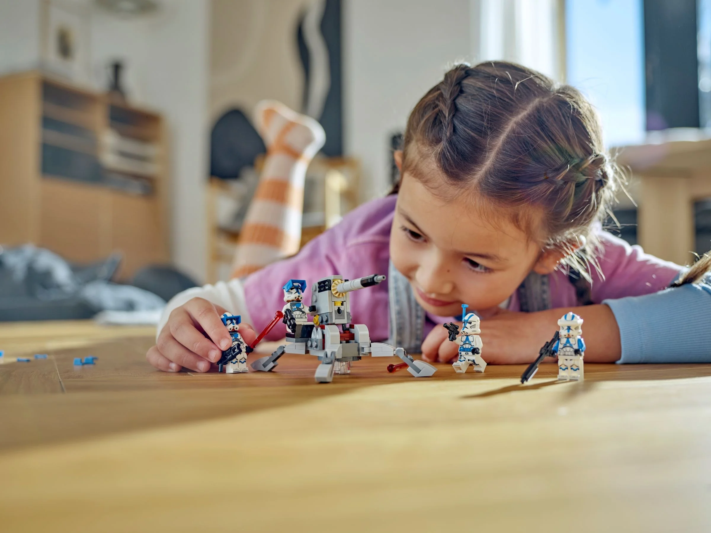 O fetiță se joacă cu setul LEGO 75345 501st Clone Troopers Battle Pack.