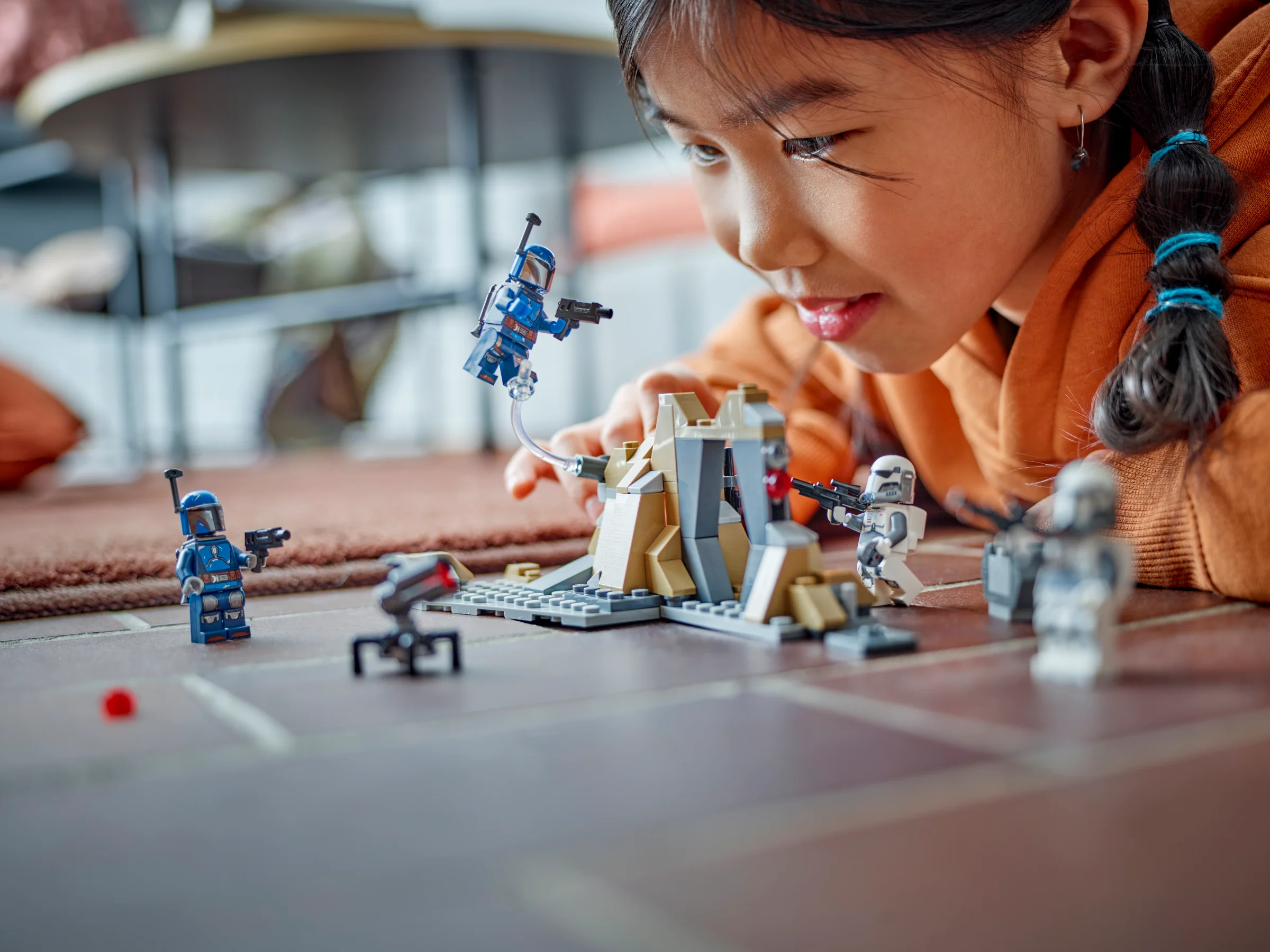 Copil se joacă cu setul LEGO Star Wars 75373. Ambianță prietenoasă, focus pe interacțiunea cu jucăria.