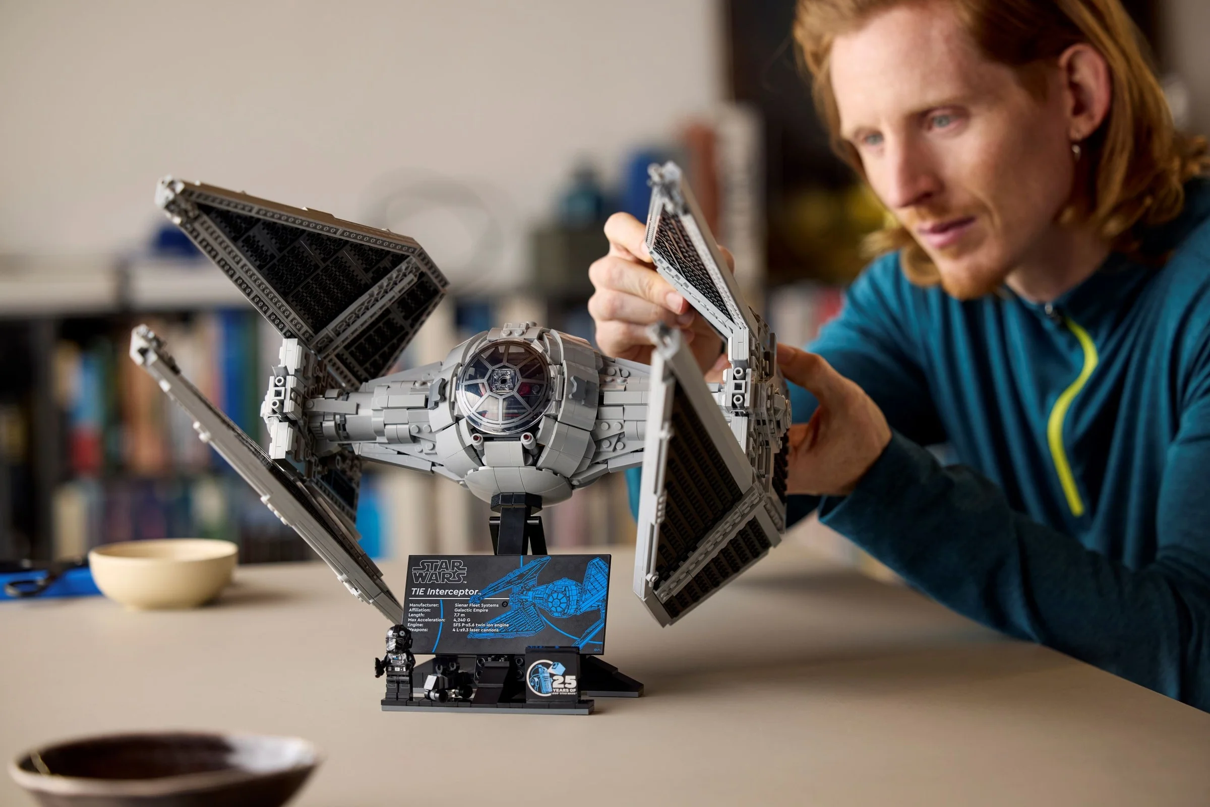Imagine cu TIE Interceptor, setul LEGO Star Wars 75382, manevrat cu atenție.