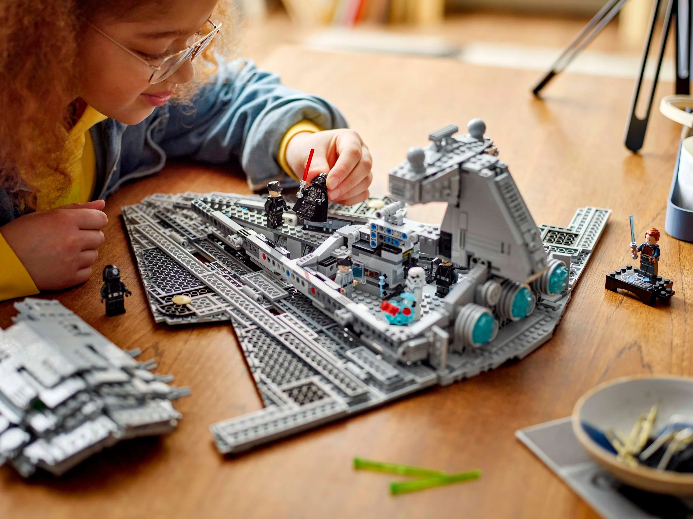 Fetiță se joacă cu LEGO Imperial Star Destroyer (75394).