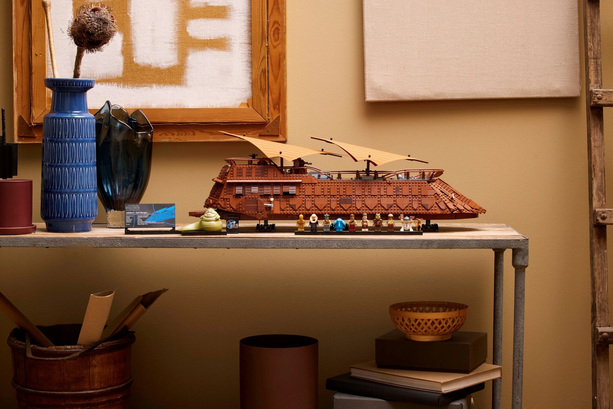 Prezentare estetică a setului LEGO 75397 Jabba's Sail Barge într-un decor modern.
