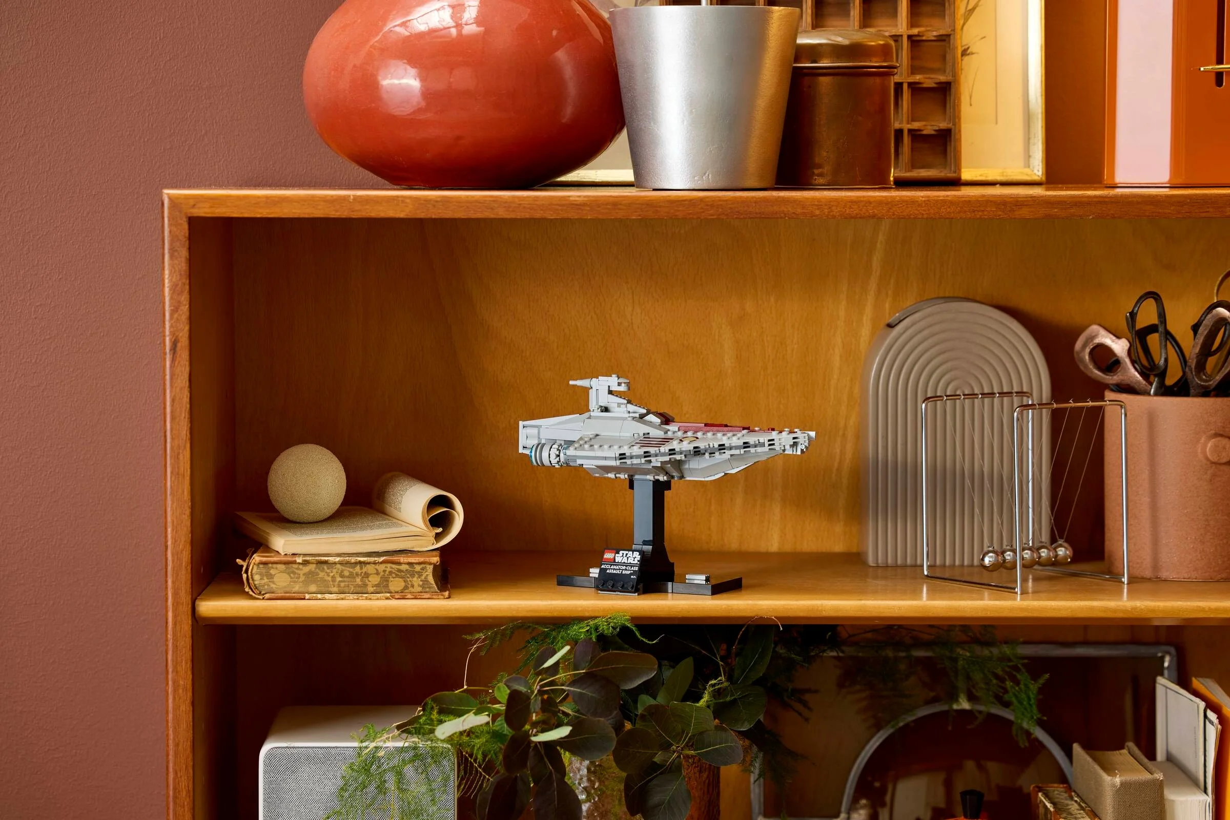 Acclamator-class Assault Ship LEGO Star Wars expusă pe un raft. O piesă de colecție elegantă.