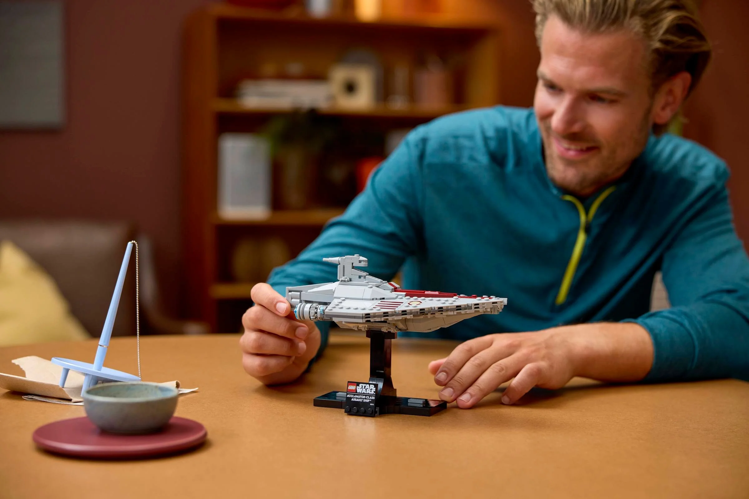 Modelul Acclamator-class Assault Ship (75404) LEGO Star Wars, prezentat alături de o persoană.