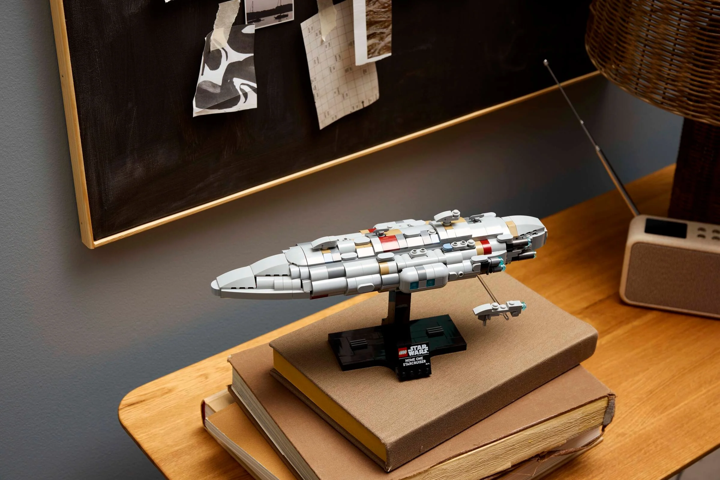 Modelul LEGO Home One Starcruiser, expus pe un birou. O scenă ce sugerează un hobby relaxant.