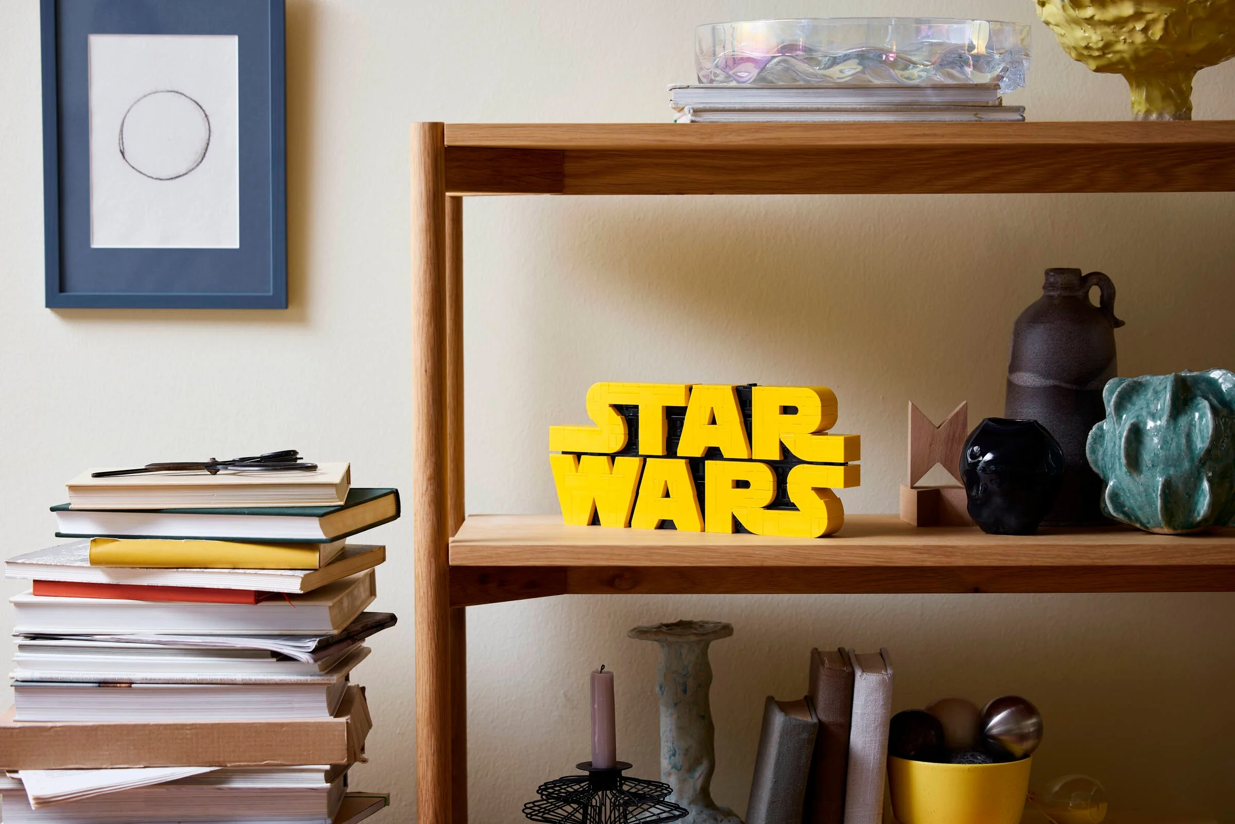 Logo-ul Star Wars construit din cărămizi LEGO, expus pe un raft. Element de decor modern.
