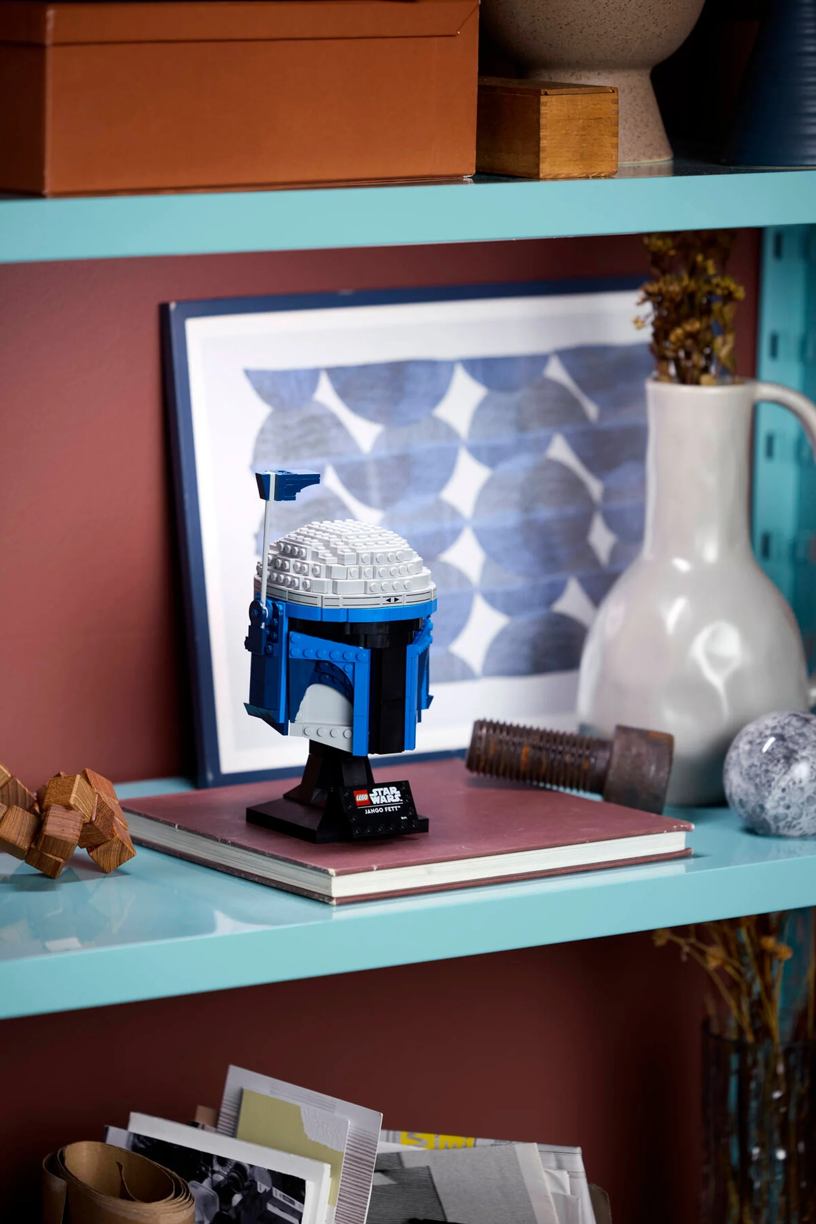 Casca LEGO Jango Fett pe un raft, decorativă. Model detaliat, albastră și gri.