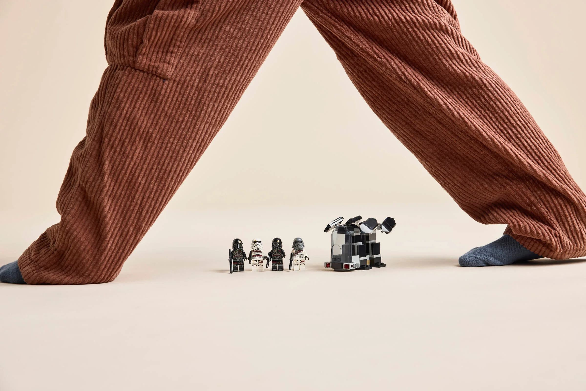Prezentare creativă a setului cu minifigurinele Death Trooper și Night Trooper.