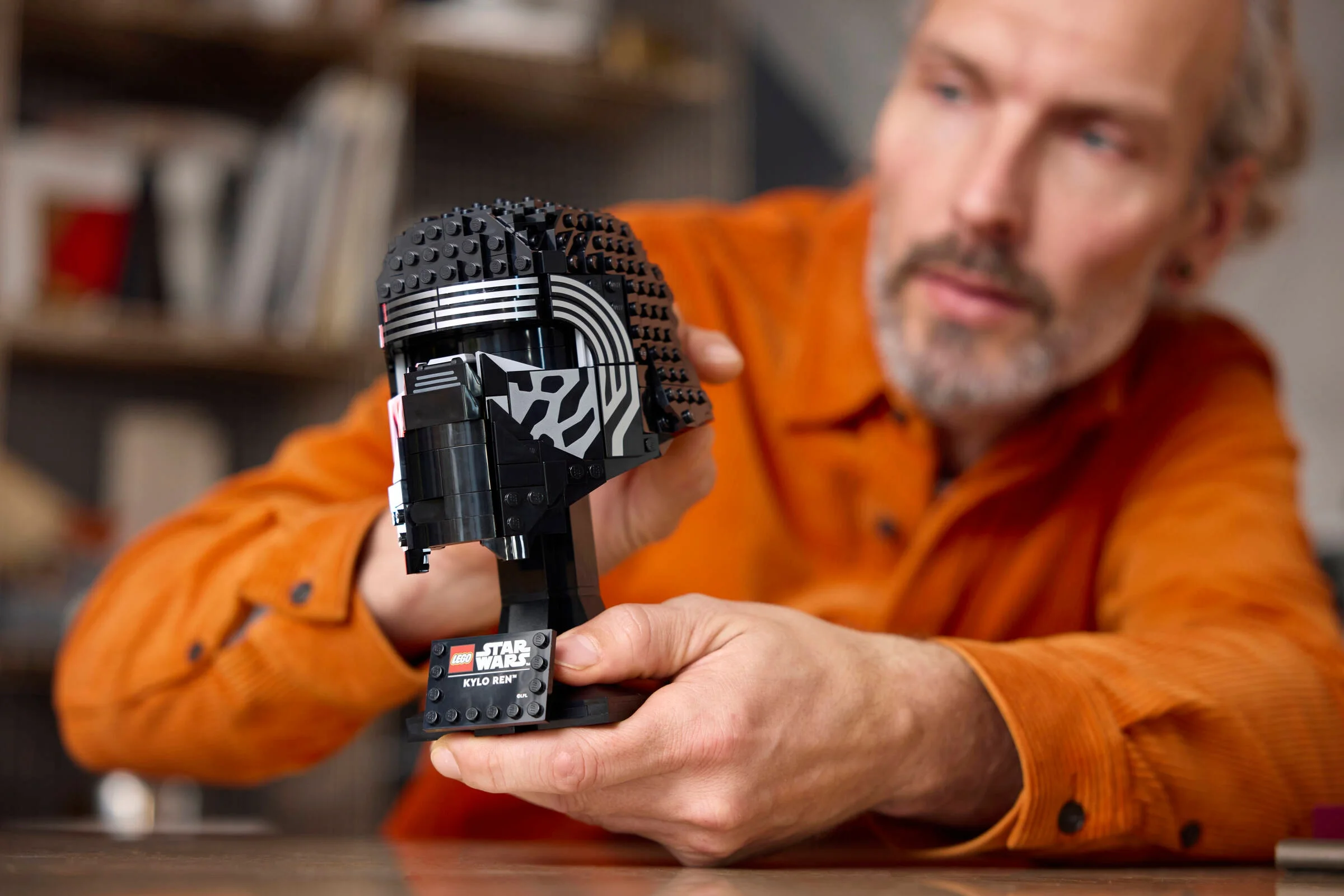 Casca LEGO Kylo Ren, examinată de un adult. Detalii clare, design autentic Star Wars.