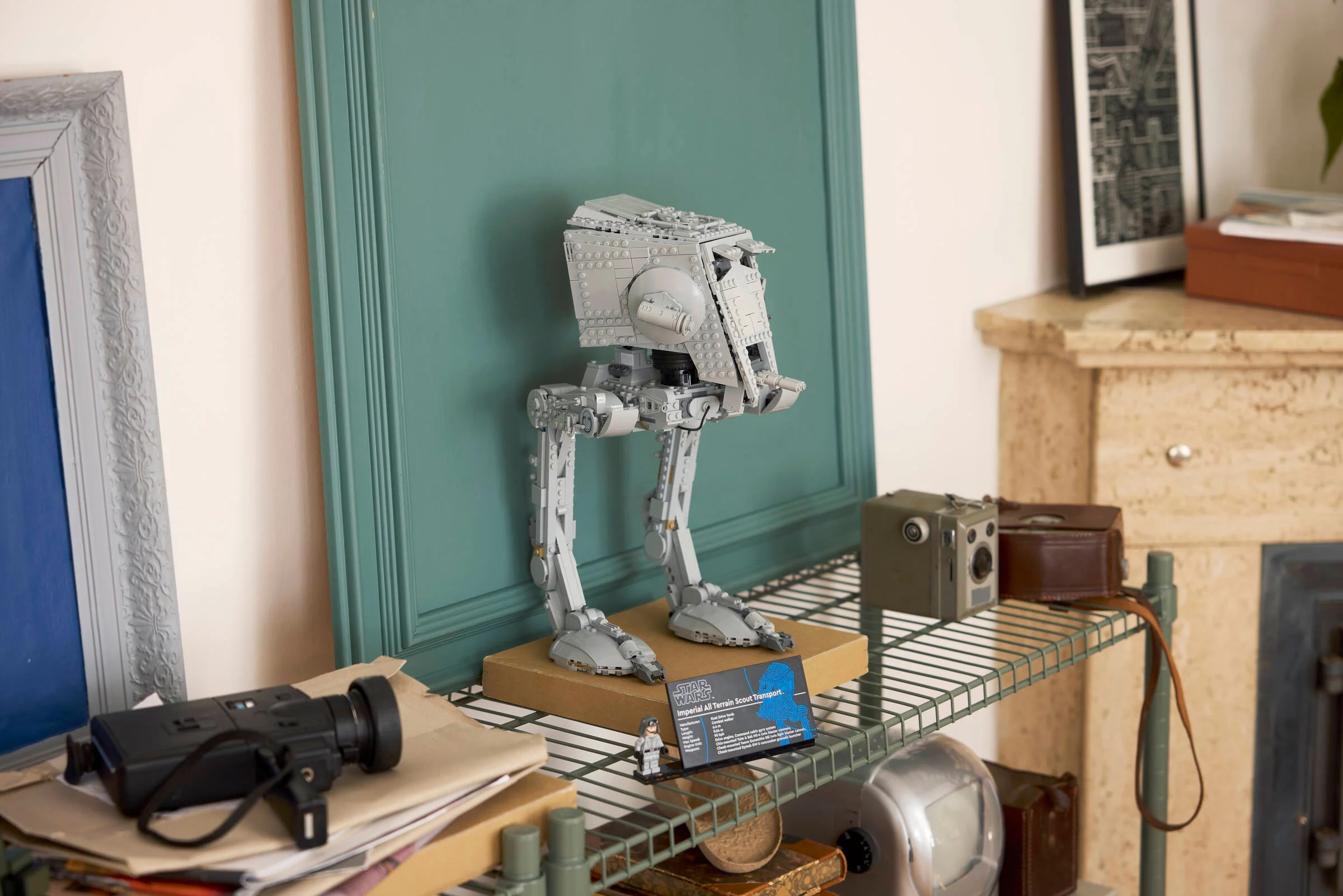 AT-ST LEGO Star Wars pe raft, cu o mini-figurina și plăcuță informativă.