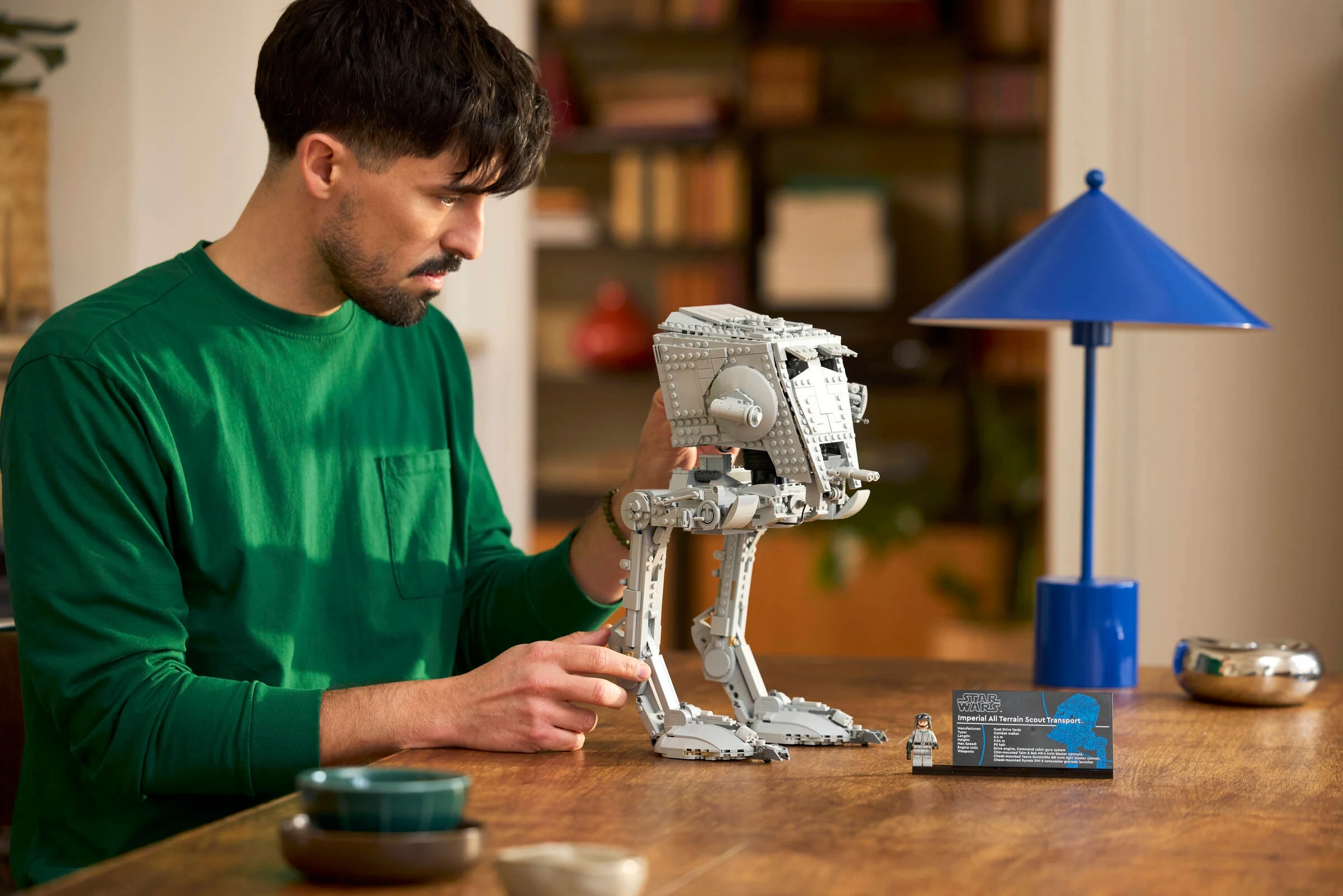 Bărbat admirând AT-ST-ul LEGO Star Wars, atenție la detalii și construcție. Finisaj superb!