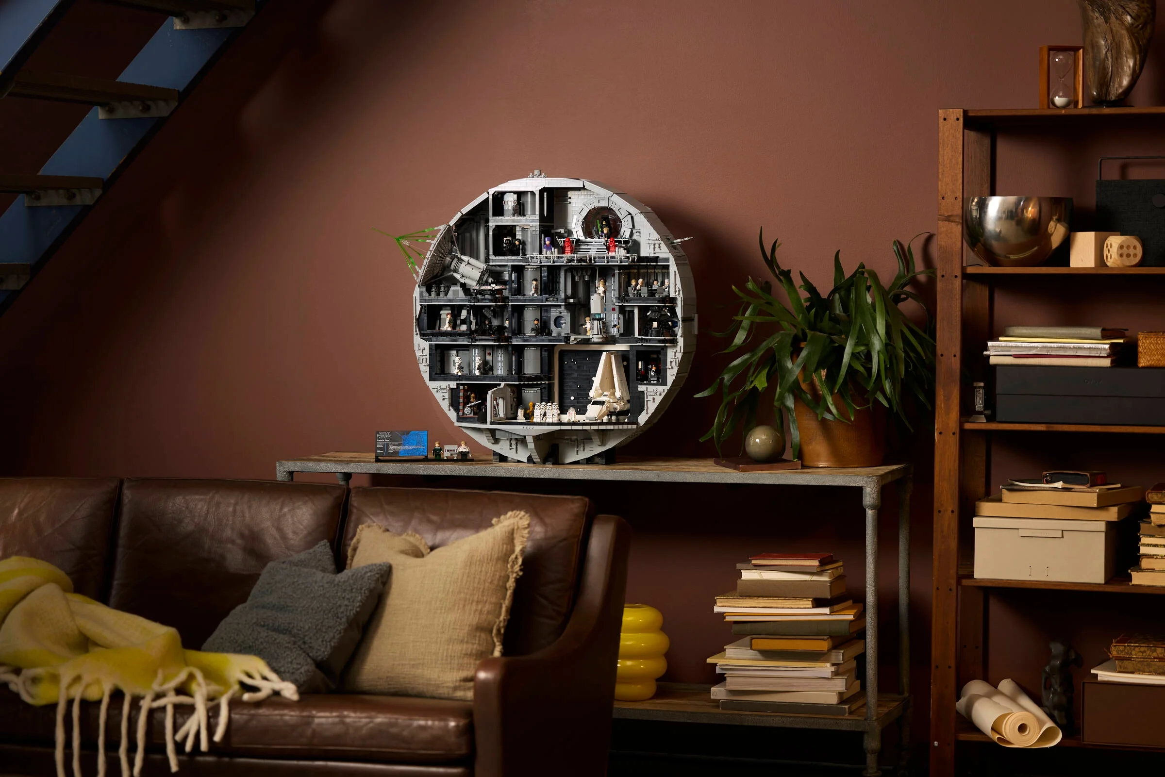 Modelul Death Star LEGO 75419 expus într-un decor de interior, detaliat și atrăgător.