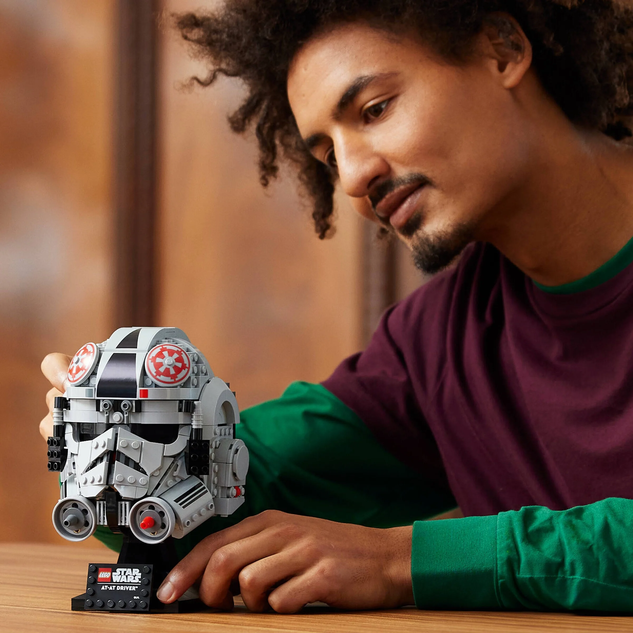 Imagine cu casca AT-AT Driver, setul 75429, alături de un adult.