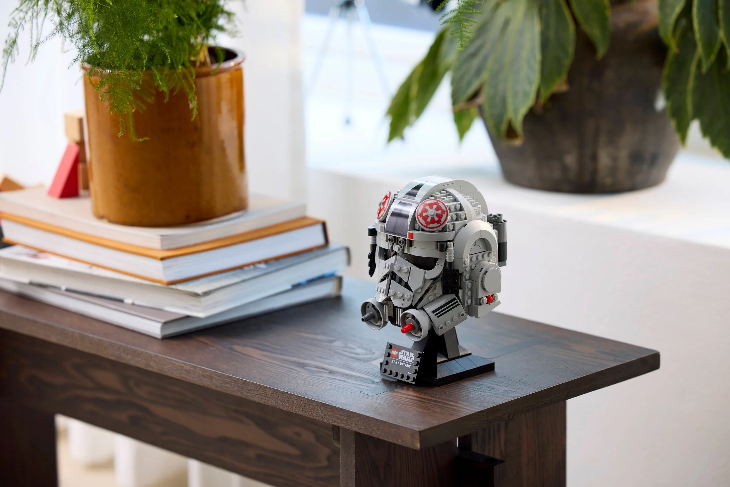 Casca AT-AT Driver LEGO Star Wars 75429 pe un birou, detaliu. Un model impresionant.