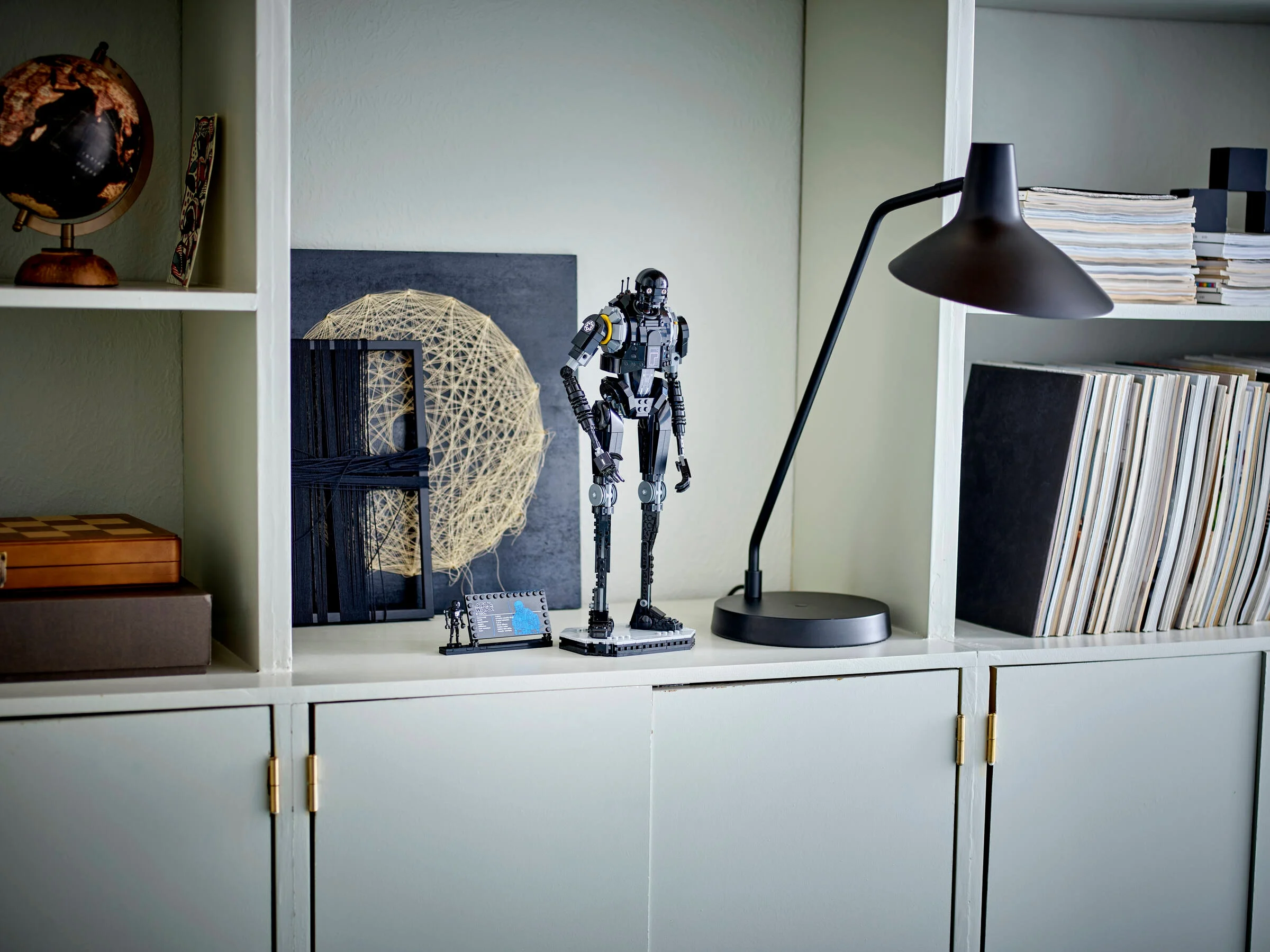 Modelul LEGO K-2SO expus într-un interior modern. Un droid impresionant.