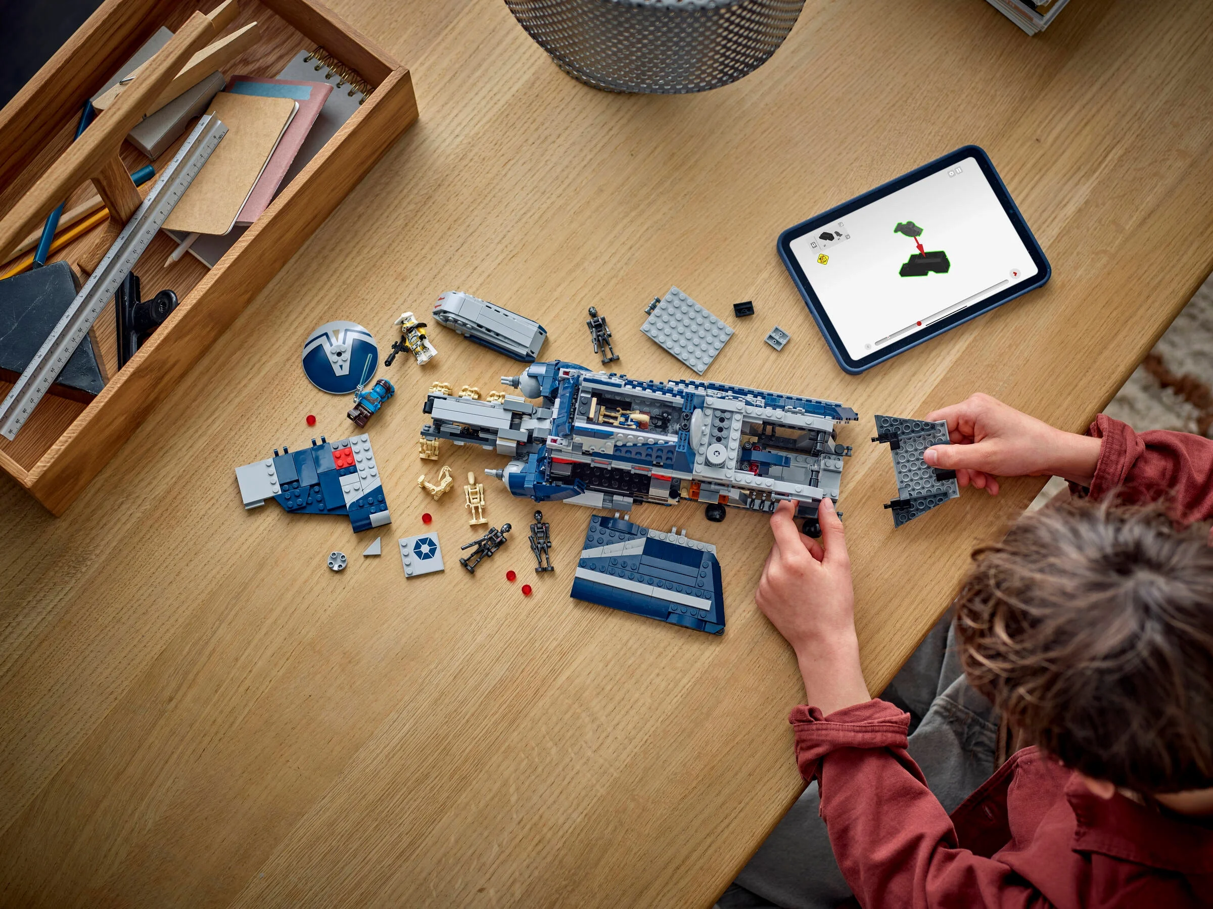 Construirea modelului MTT de pe Felucia folosind instrucțiuni digitale pe tabletă.