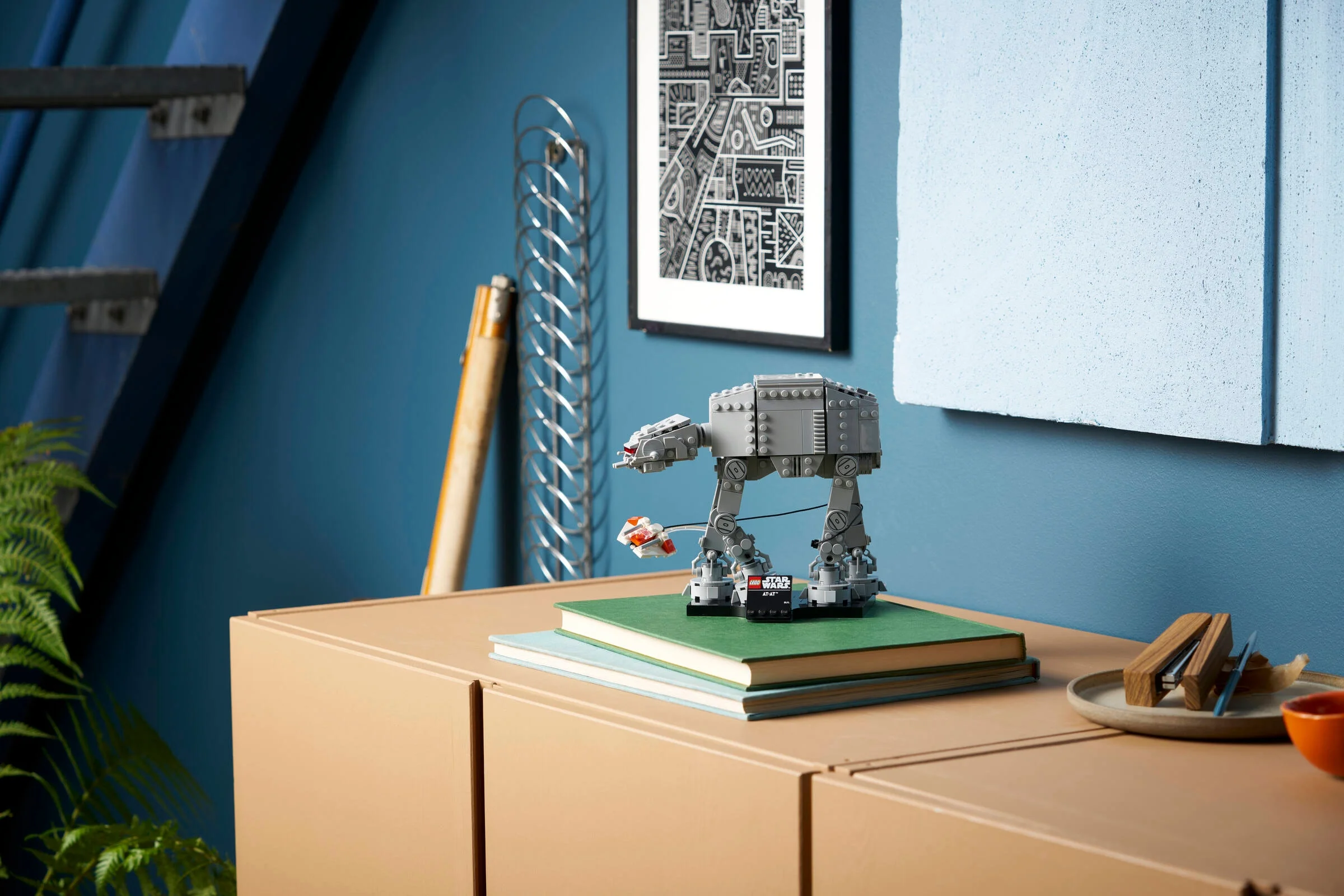 AT-AT Star Wars LEGO pe o etajeră, decor modern. Modelul compact e o piesă de decor.