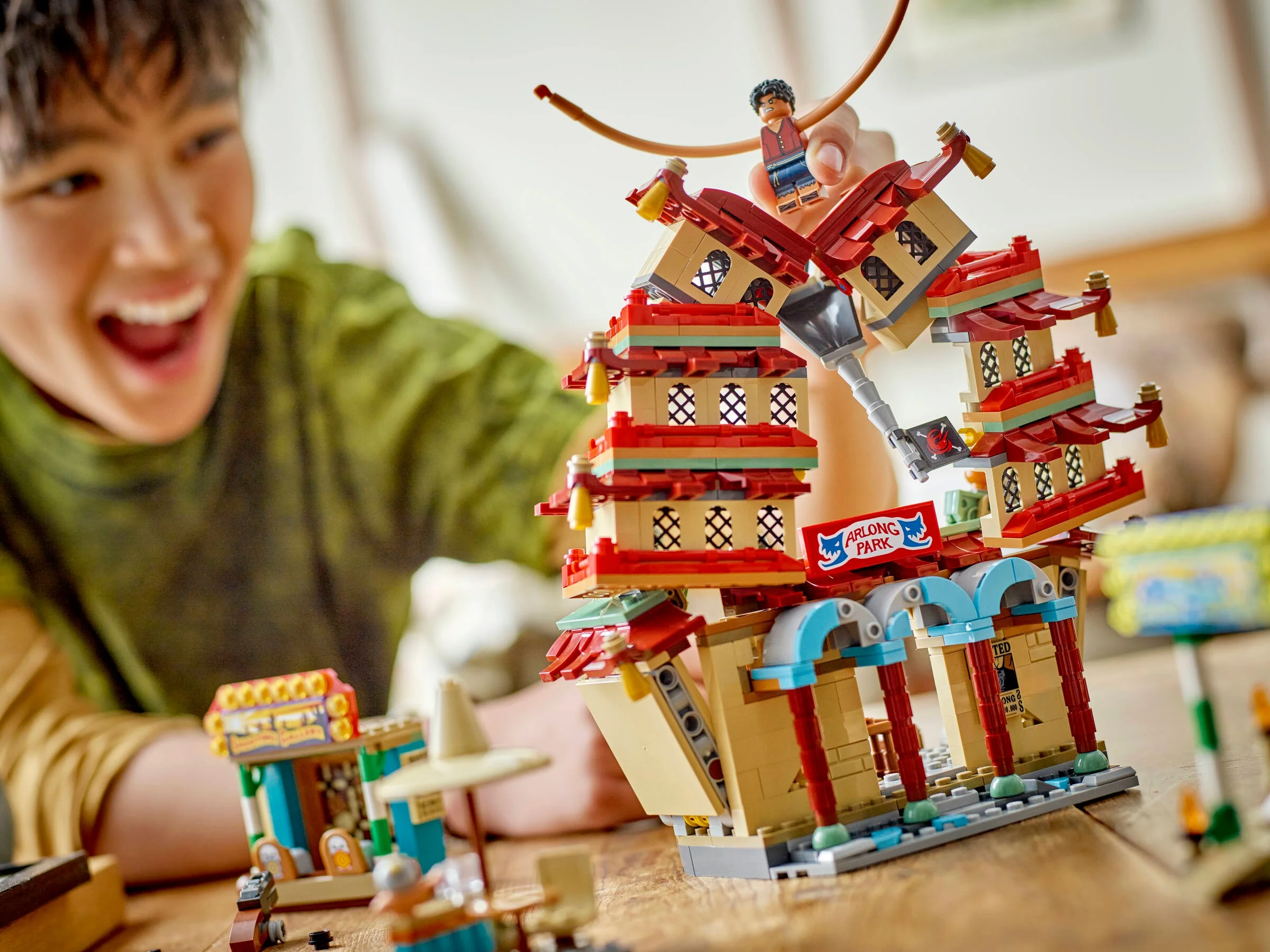 Bătălia de la Arlong Park LEGO One Piece, cu minifigurine și detalii complexe.