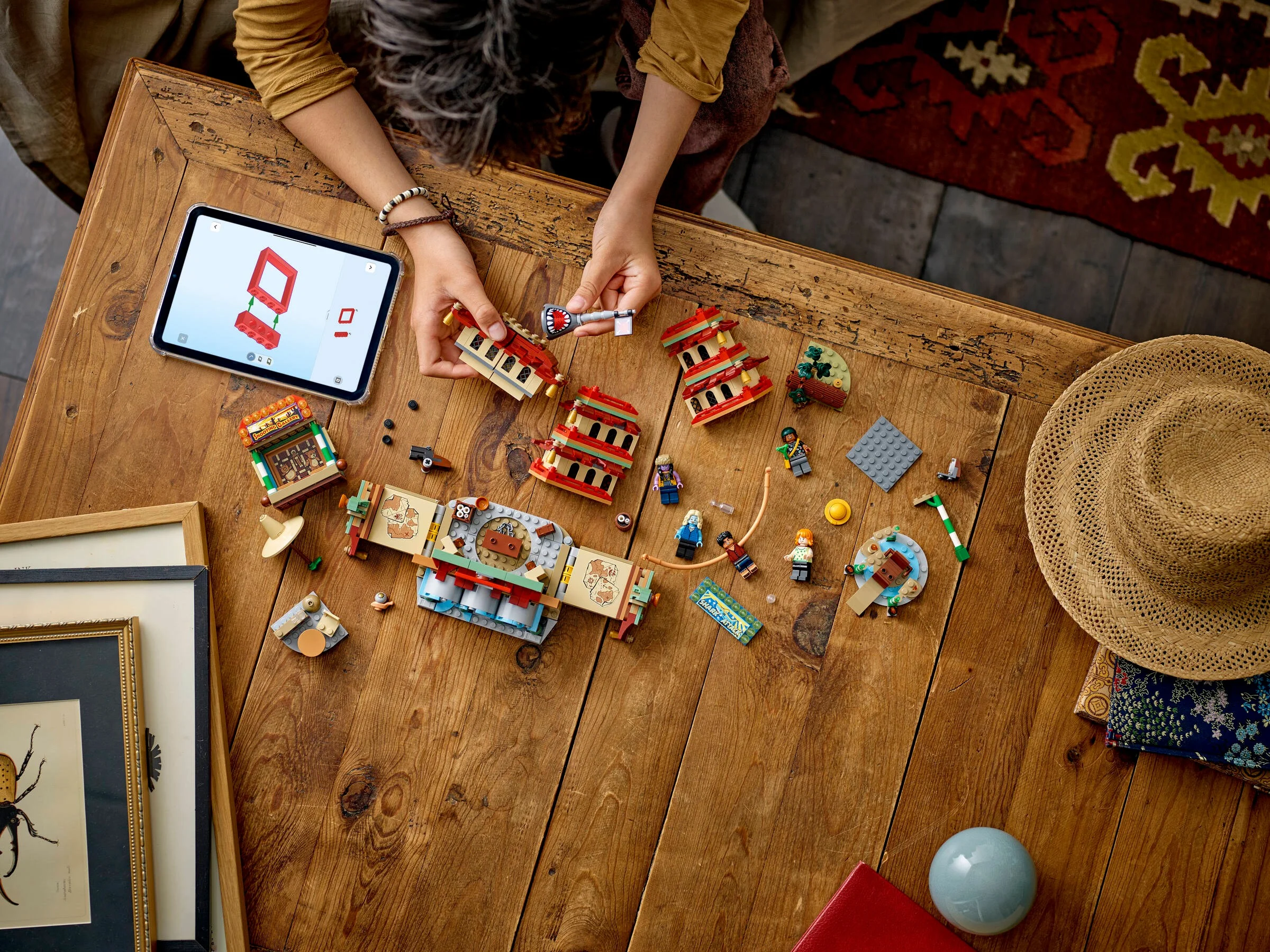 Construirea setului LEGO Arlong Park, folosind instrucțiuni digitale pe tabletă.
