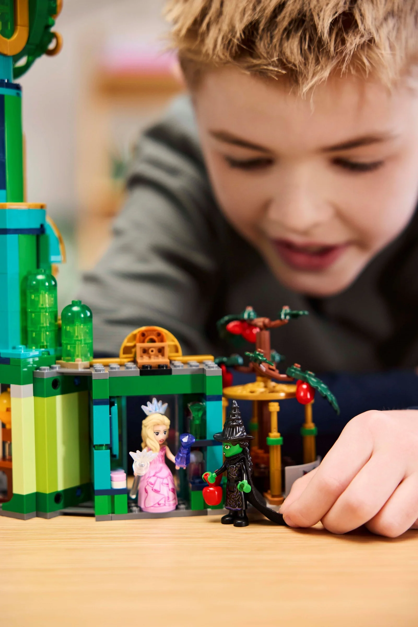 Imagine cu modelul LEGO Orașul de Smarald, prezintă minifigurinele și detalii ale construcției.