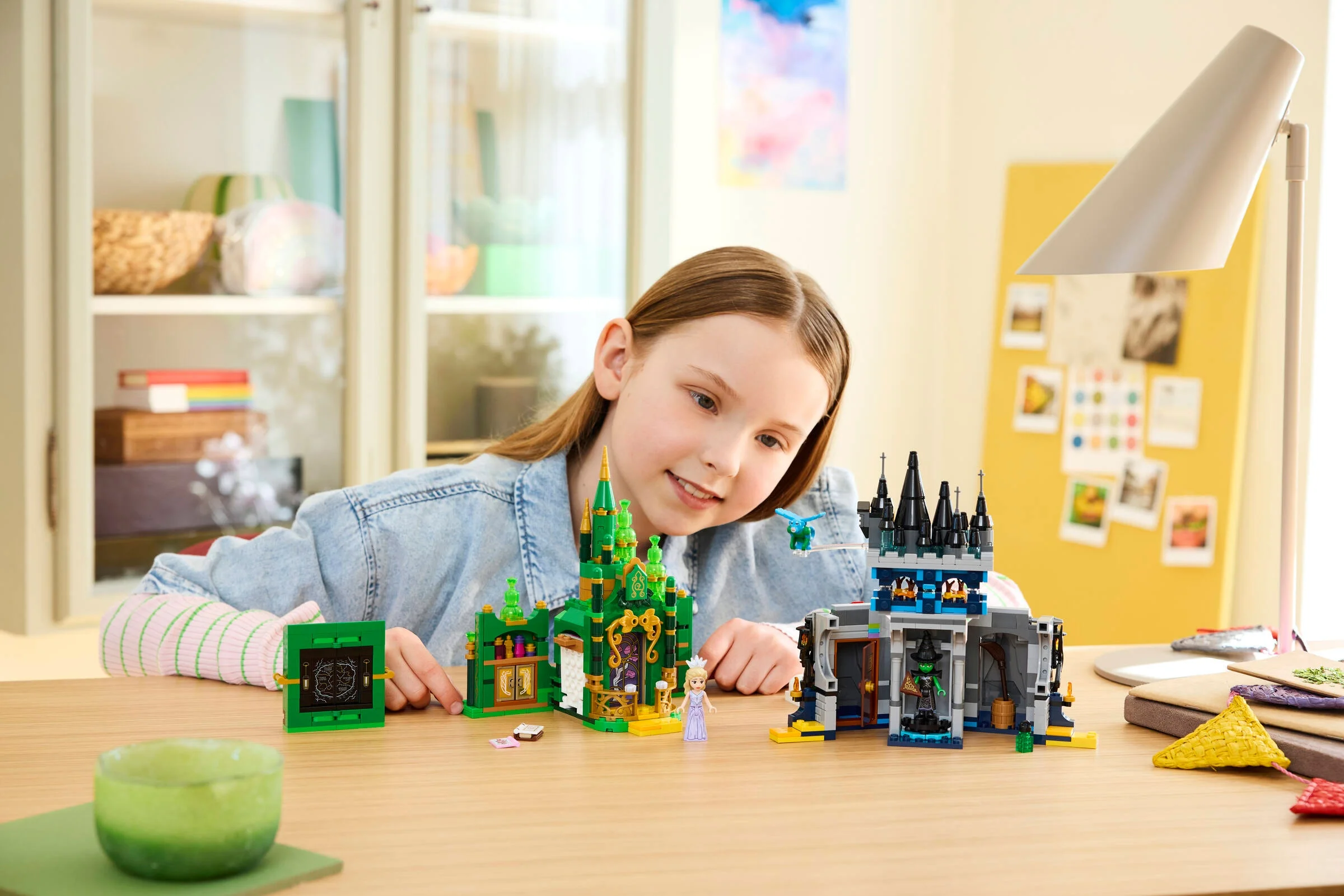 Fată construind setul LEGO 75689, cu Castelul Emerald City și Kiamo Ko. Imagine prietenoasă, prim plan.