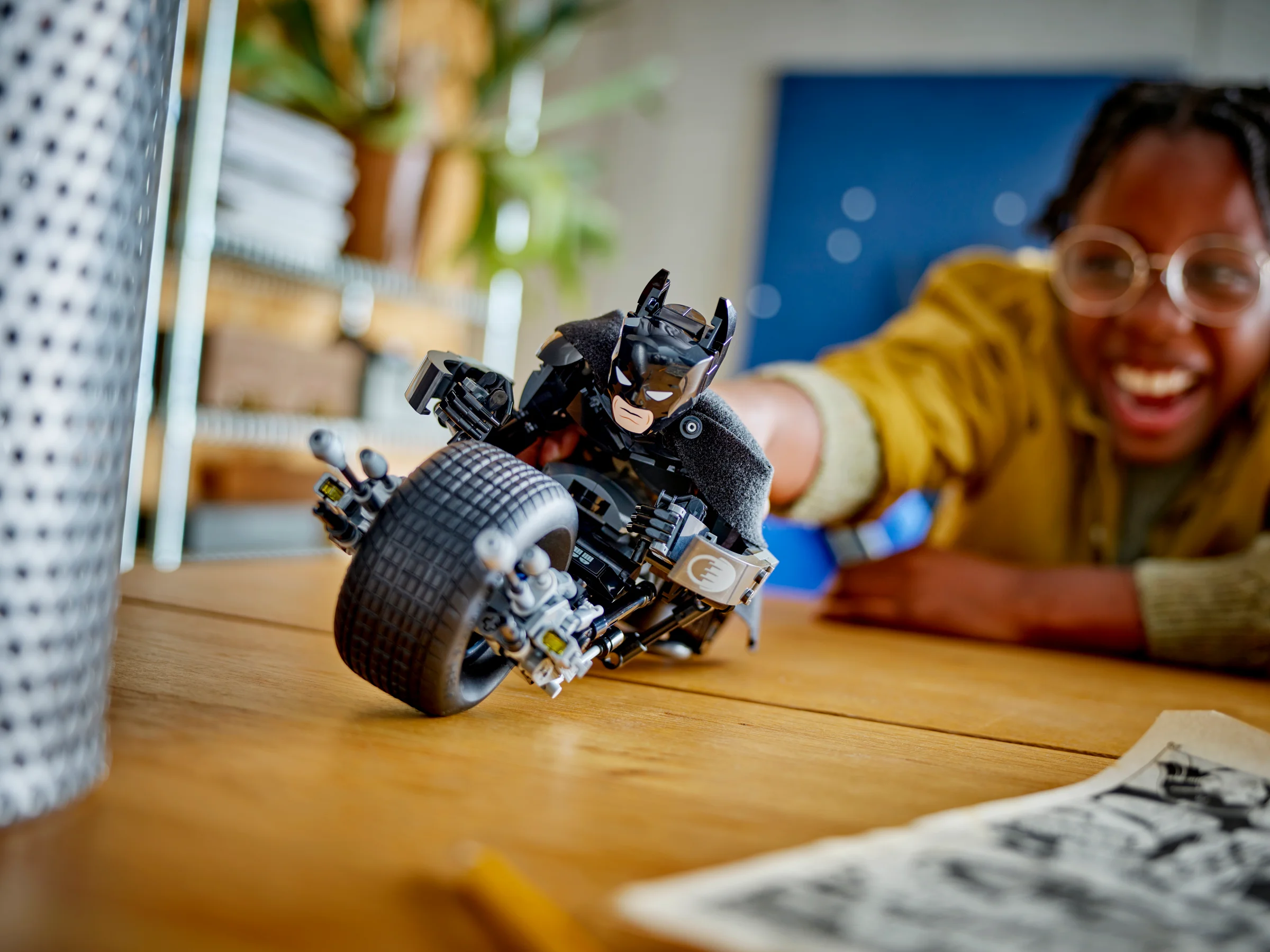 O imagine cu figurina construibilă LEGO Batman și Bat-Pod, detaliate și gata de aventură.