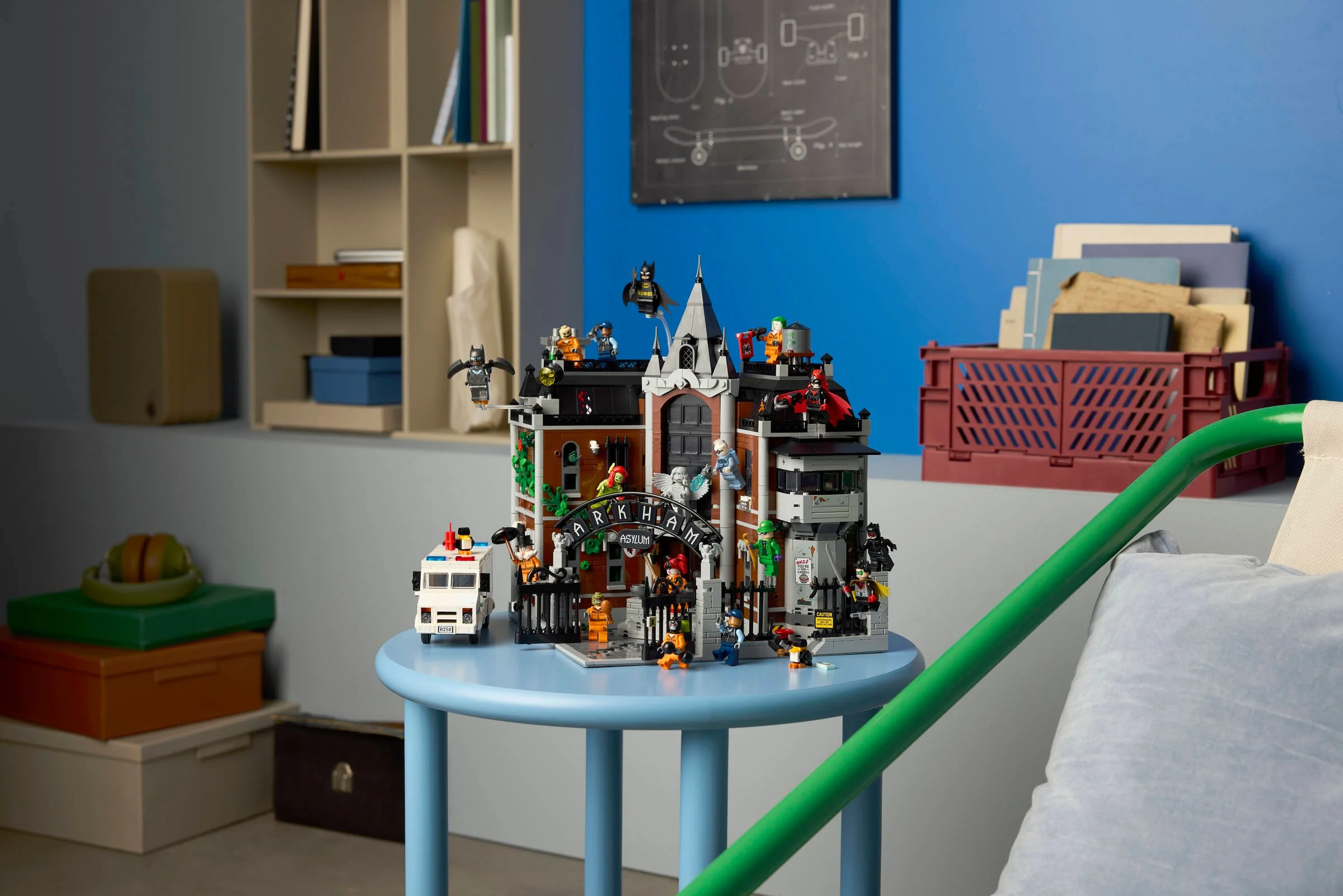 O imagine cu setul LEGO 76300 Arkham Asylum, aranjat într-un cadru de viață. Detaliile sunt clare.
