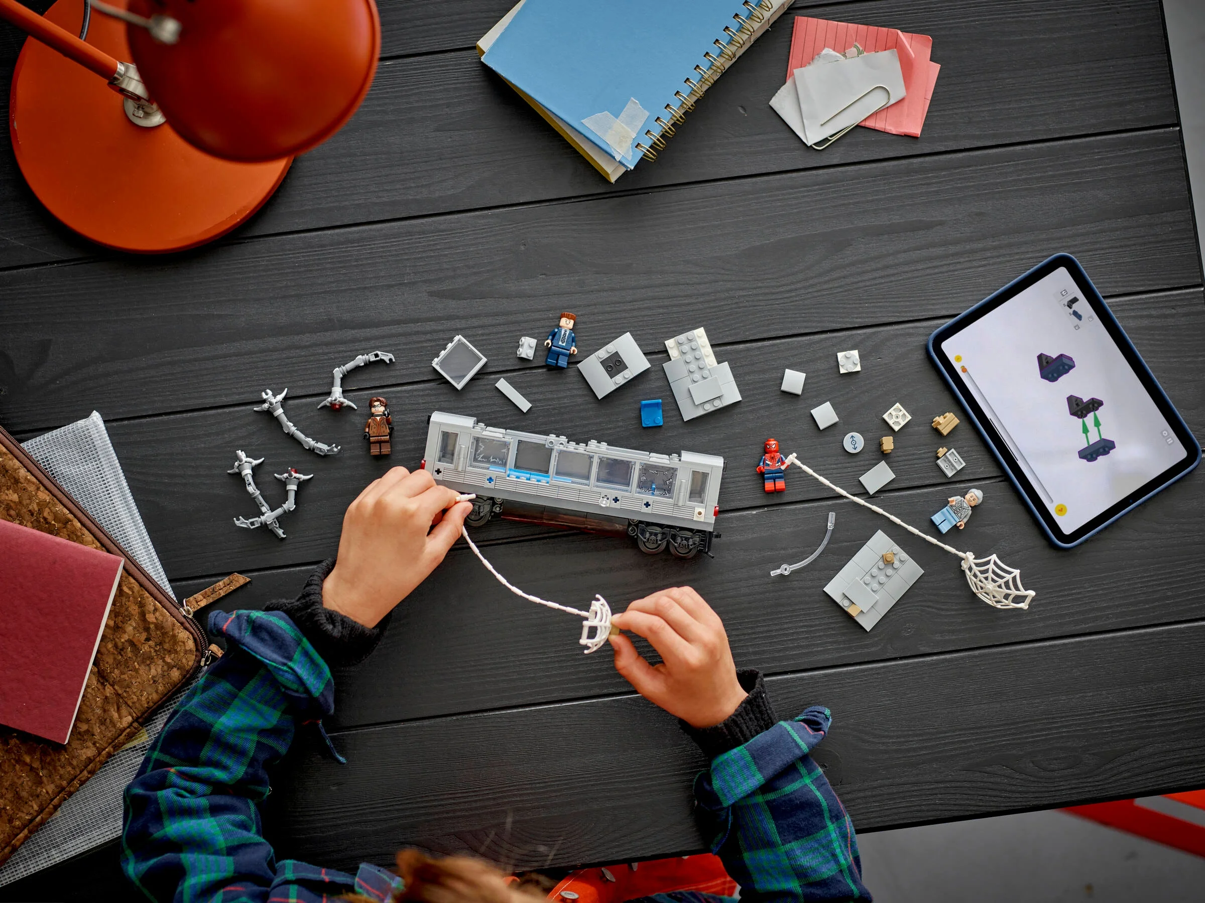Construind trenul LEGO Spider-Man vs. Doc Ock, scenă detaliată cu minifigurine.