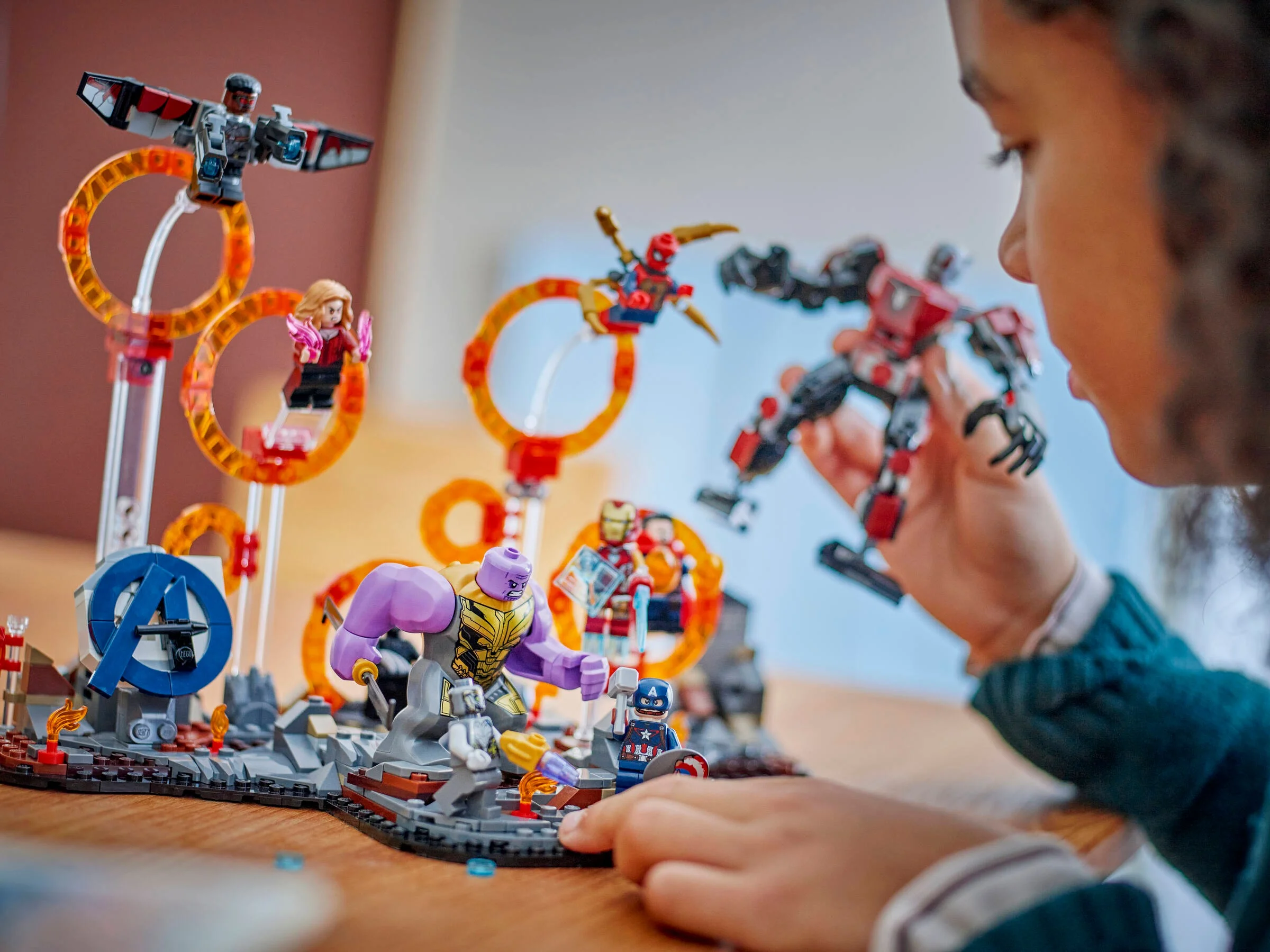 Imagine cu setul LEGO Avengers: Endgame Final Battle (76323), personajele luptând pe platformă.