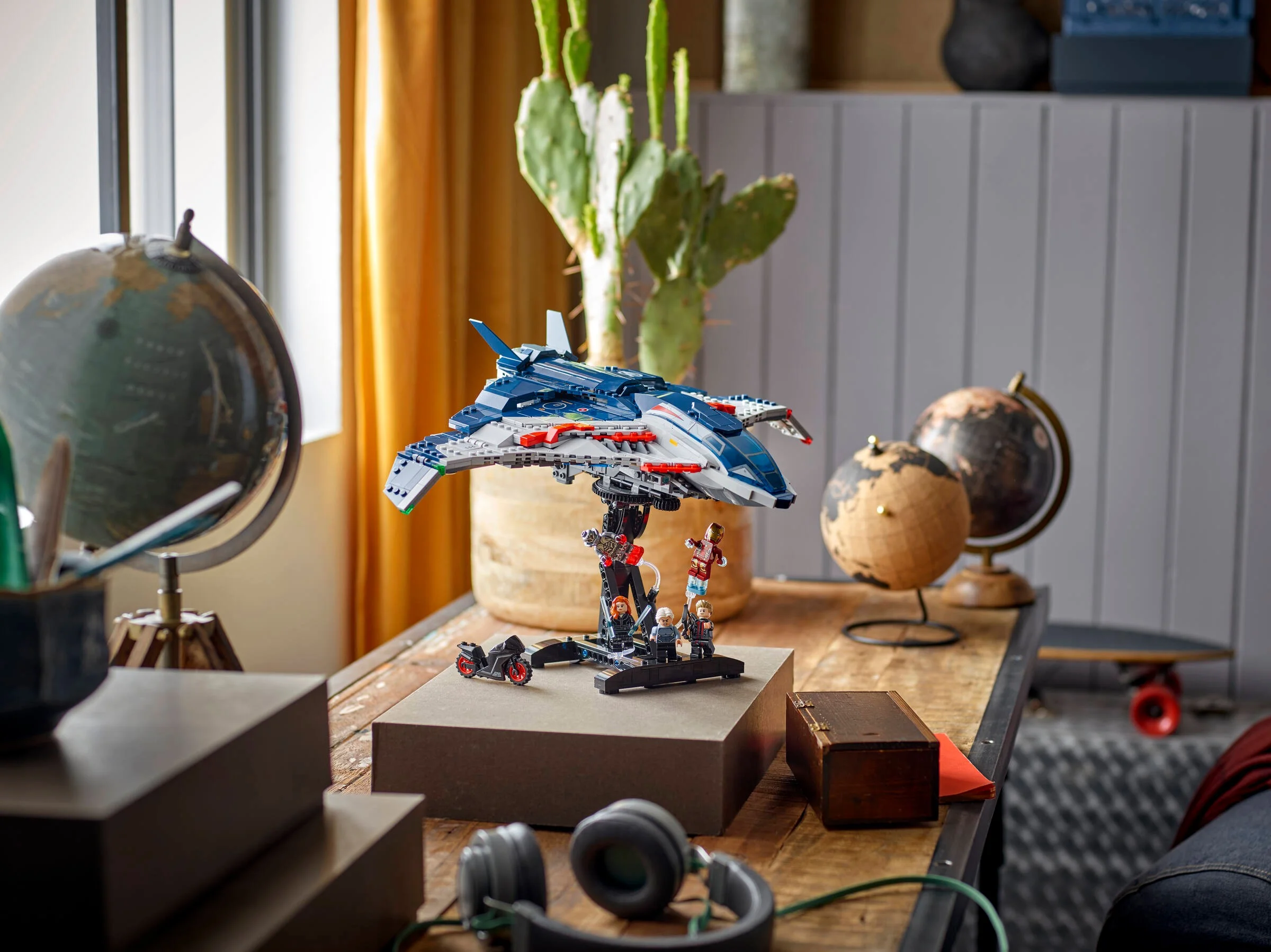 Quinjet-ul Avengers: Age of Ultron, expus într-un decor modern. O piesă centrală captivantă!