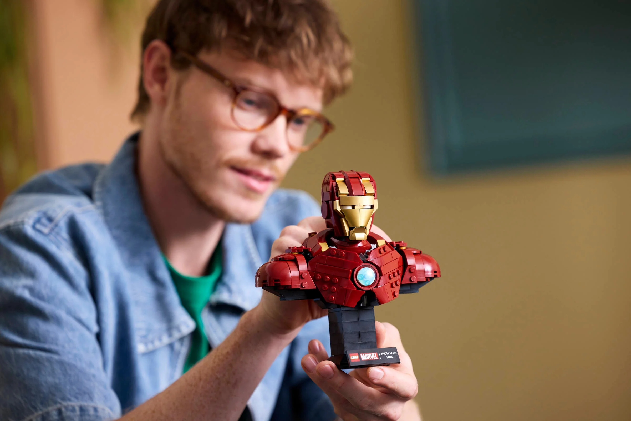 Bustul Iron Man MK4 LEGO, admirat de un fan. O construcție detaliată și atractivă.