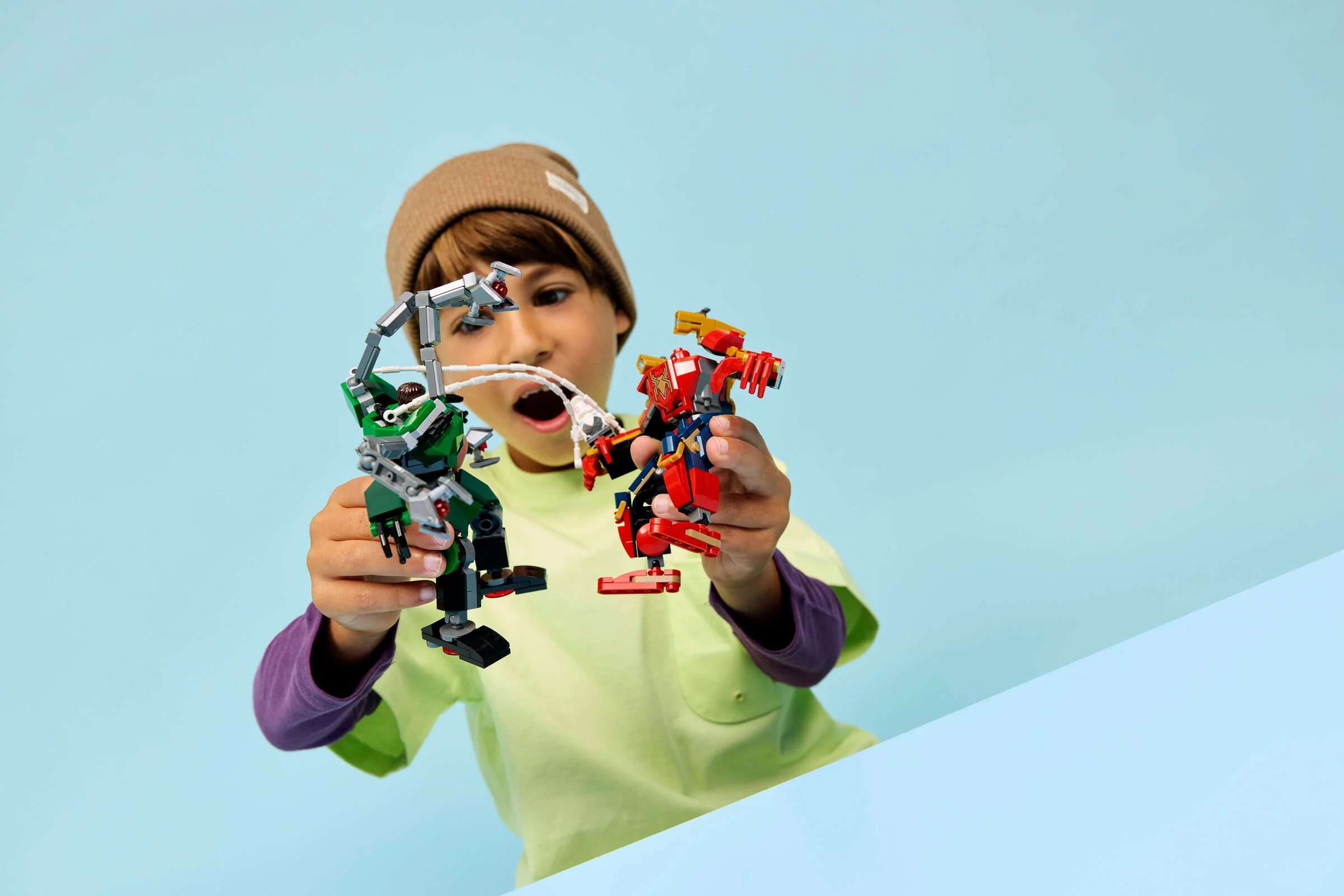 Un copil se joacă cu mech-urile LEGO Spider-Man și Doc Ock. Distracție garantată!