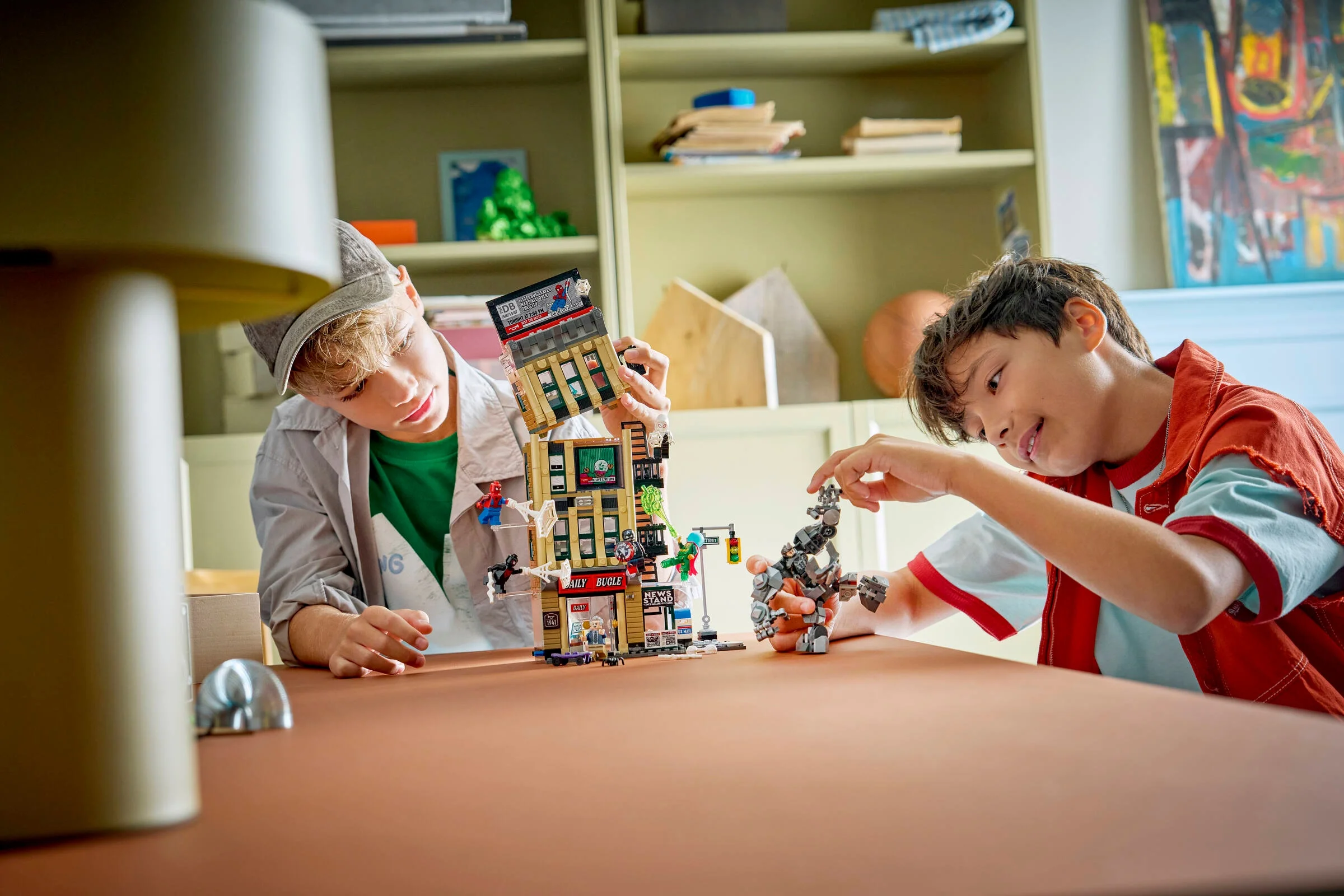 Copii se joacă cu setul LEGO Daily Bugle, explorând aventuri Spider-Man.
