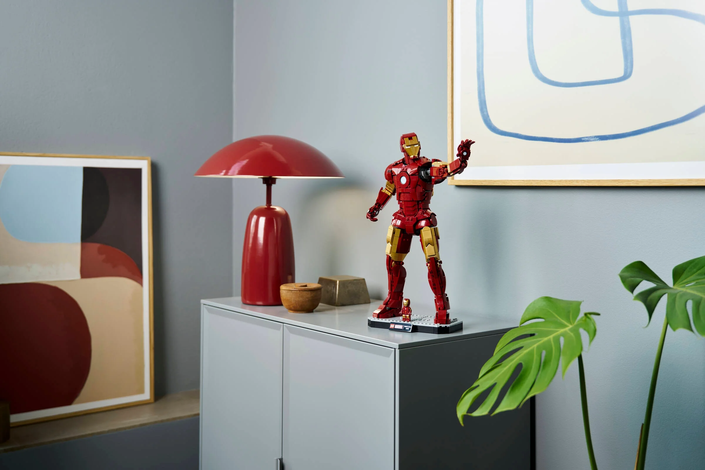 Iron Man Mark 3 LEGO, statuie decorativă pe o comodă, într-o cameră modernă.