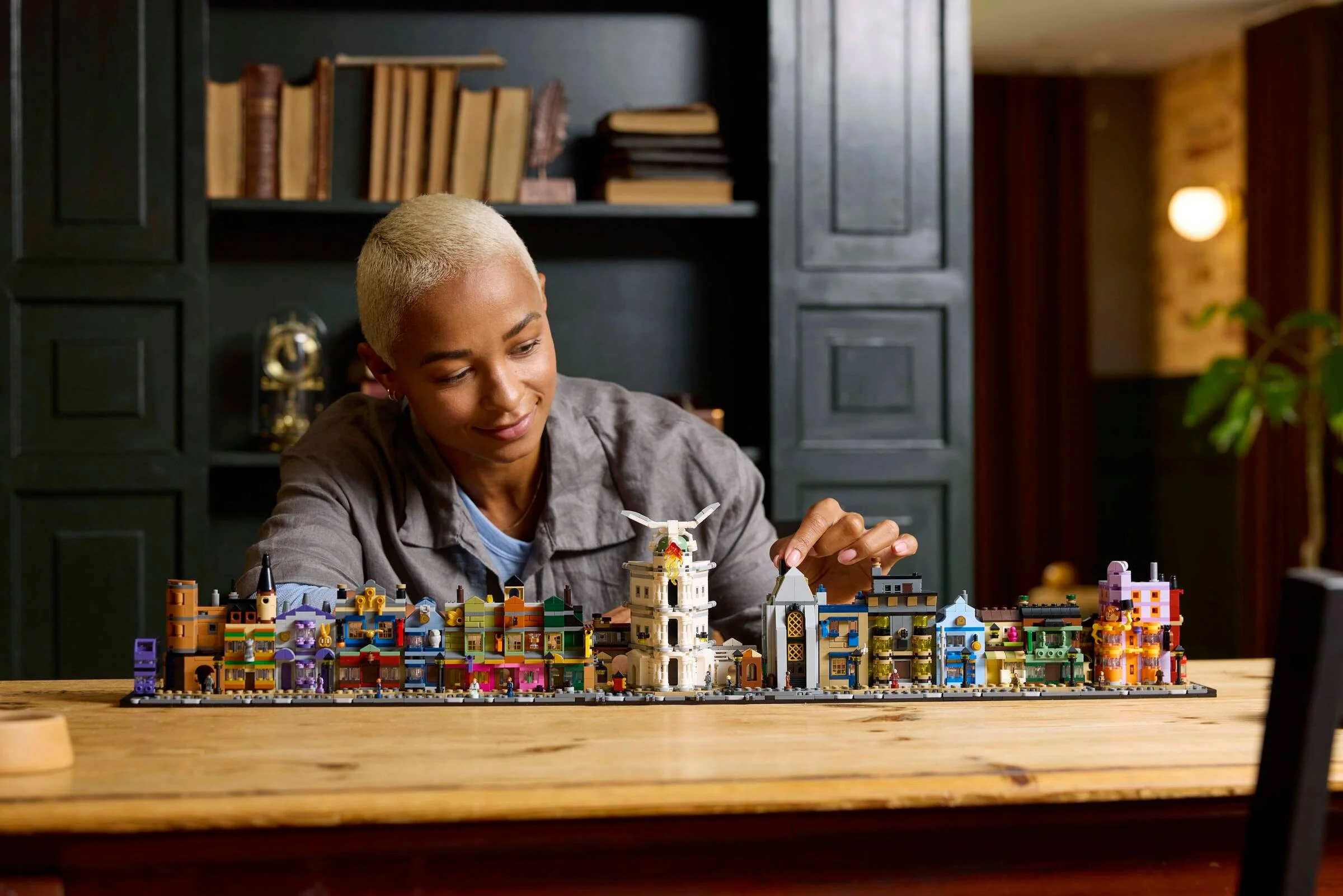 O persoană construiește modelul LEGO Diagon Alley. Detaliu clădiri și aspect.