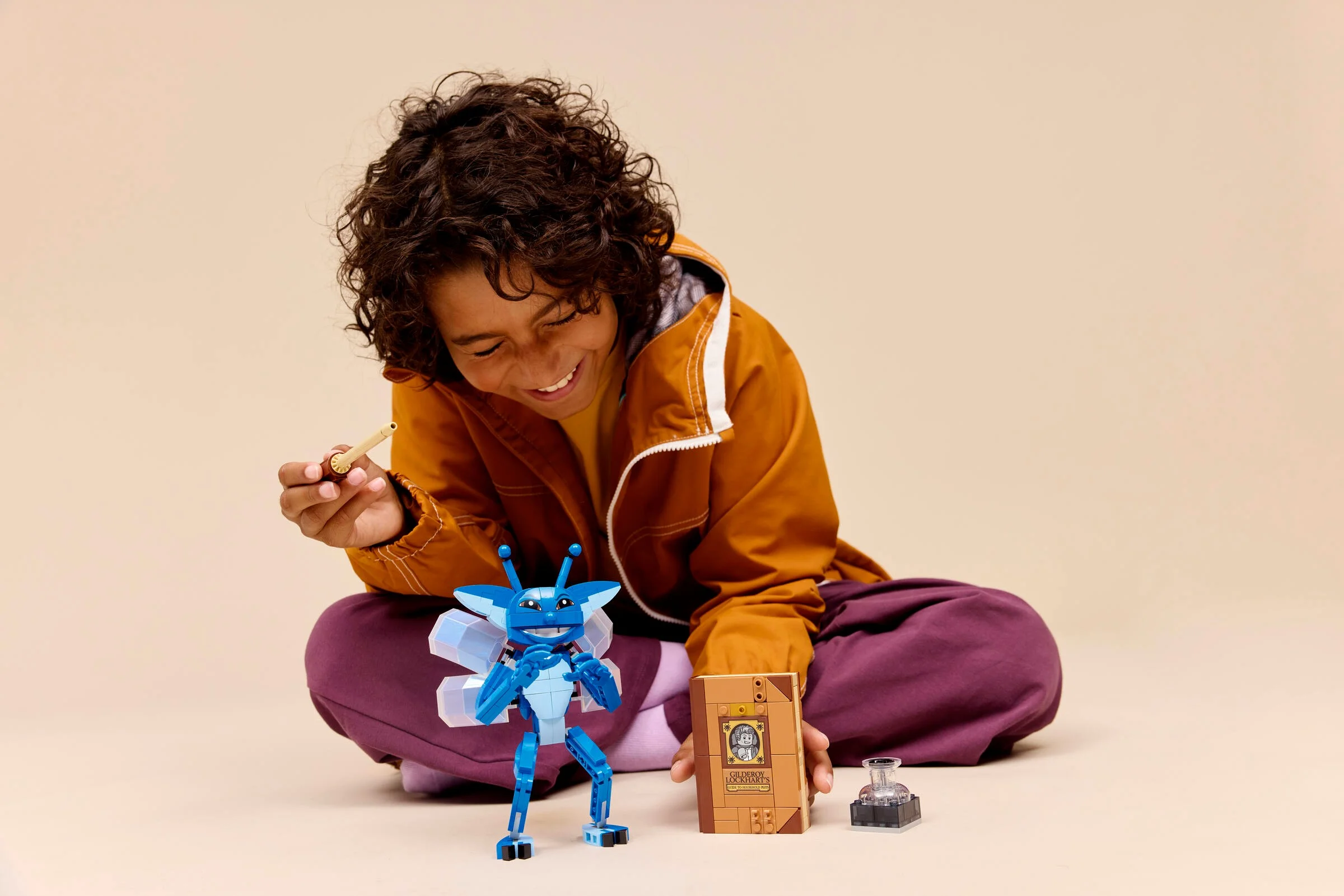 Imagine cu un copil care se joacă cu setul LEGO Cornish Pixie. Bucurie și creativitate!