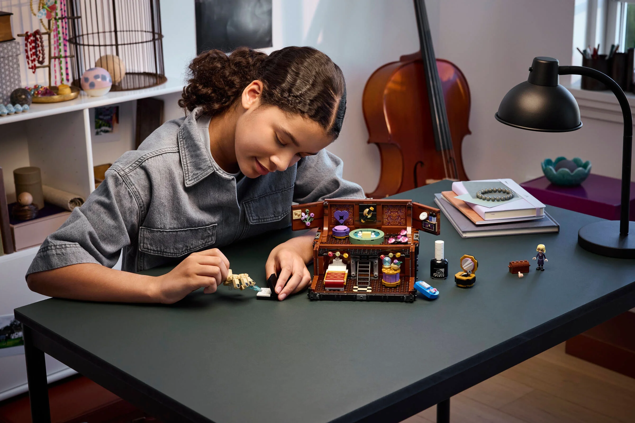 Copil interacționând cu setul LEGO Thing's Apartment, explorând detaliile și funcțiile sale.