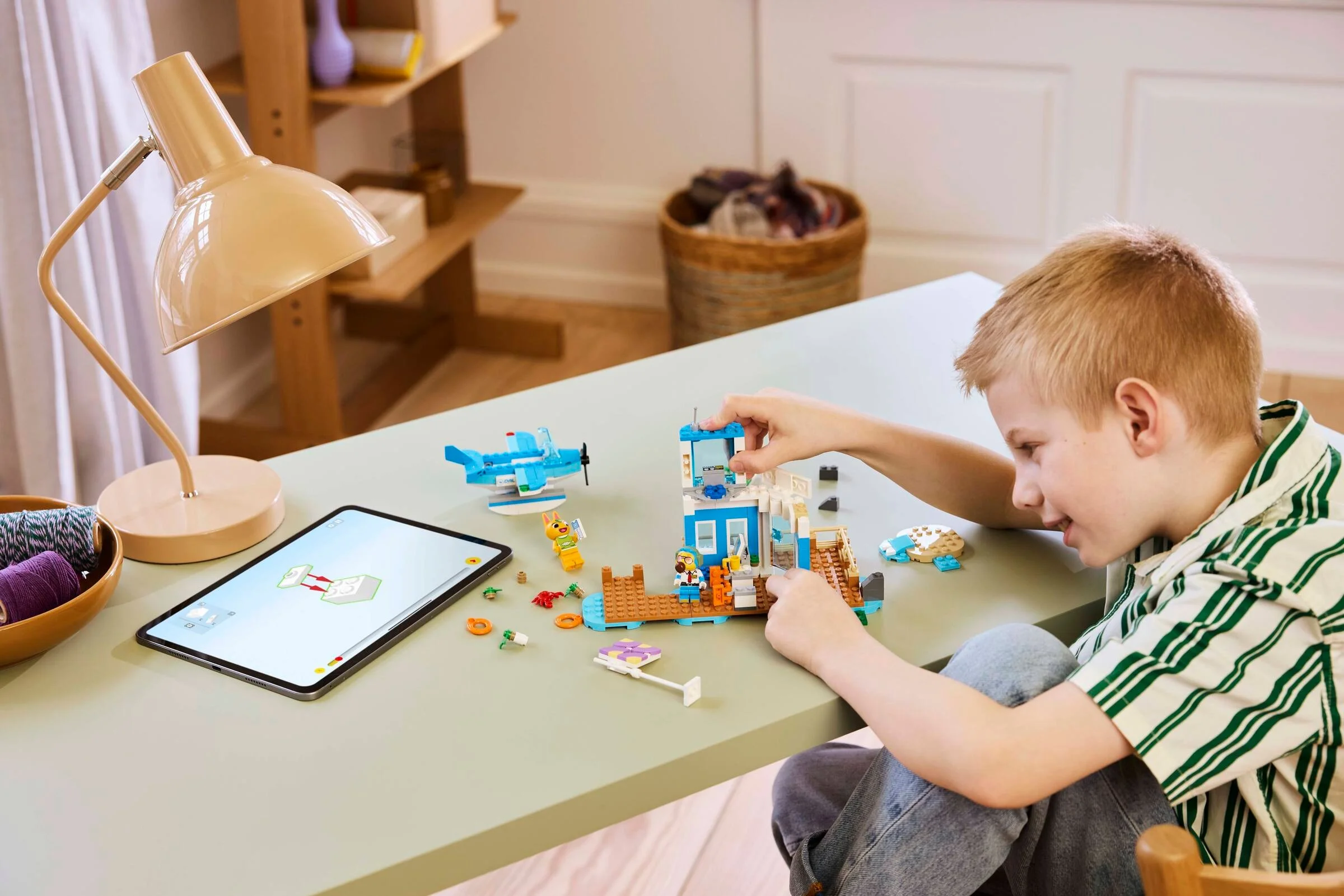 Copil construind setul LEGO Animal Crossing Fly with Dodo Airlines.