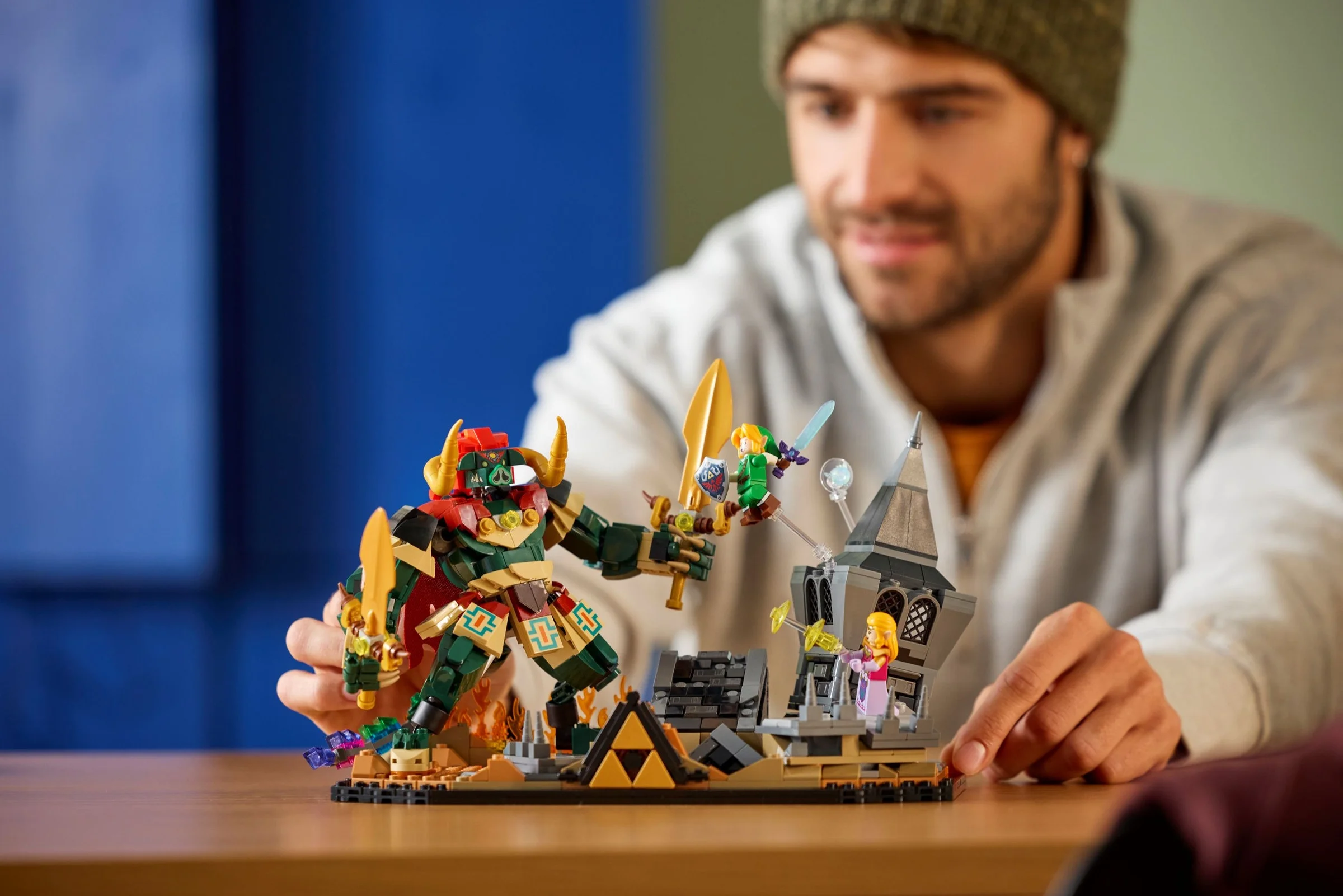 O bătălie finală LEGO cu minifigurine Link, Zelda și Ganon, capturând scena iconică.